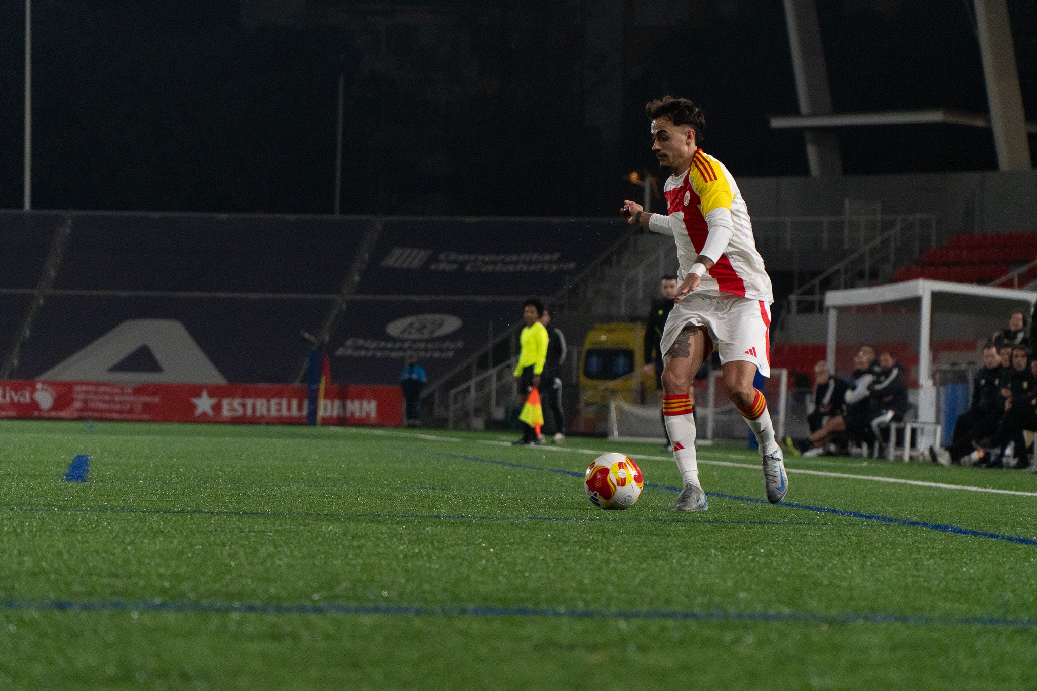 La selecció Catalana Amateur ha quedat eliminada de la Copa de Regions UEFA després de perdre la semifinal contra Navarra. El partit, disputat a l'estadi Olímpic de Terrassa, es va decidir a la pròrroga després que el matx arribés al xiulet final amb un empat a 2. En aquests 20 minuts addicionals, els navarresos van ser molt superiors, aconseguint el tercer i quart gol i eliminant als catalans de la competició. Aquest diumenge, 1 de març, es jugarà la final del torneig entre les Illes Canàries i Navarra a les 12:00 hores | Jan Romero