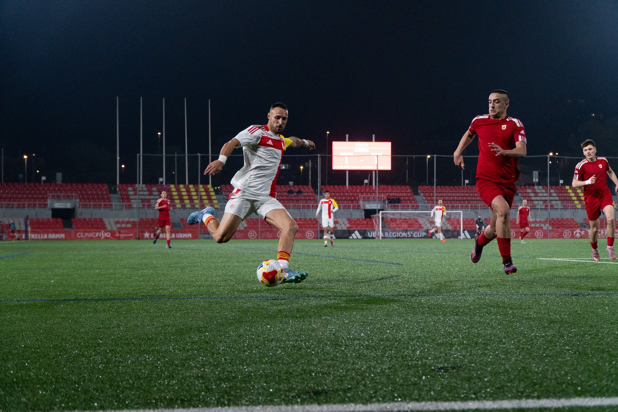 La selecció Catalana Amateur ha quedat eliminada de la Copa de Regions UEFA després de perdre la semifinal contra Navarra. El partit, disputat a l'estadi Olímpic de Terrassa, es va decidir a la pròrroga després que el matx arribés al xiulet final amb un empat a 2. En aquests 20 minuts addicionals, els navarresos van ser molt superiors, aconseguint el tercer i quart gol i eliminant als catalans de la competició. Aquest diumenge, 1 de març, es jugarà la final del torneig entre les Illes Canàries i Navarra a les 12:00 hores | Jan Romero