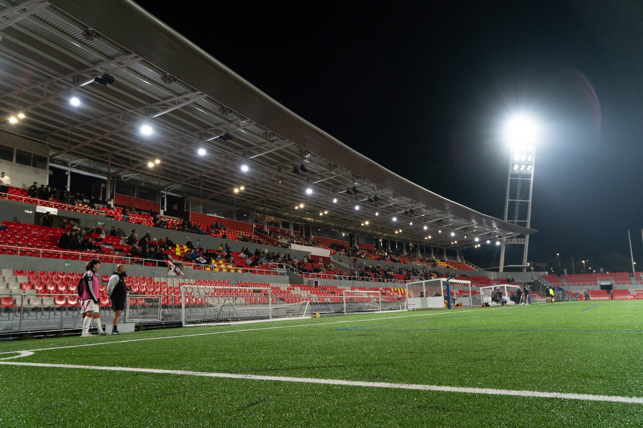 La selecció Catalana Amateur ha quedat eliminada de la Copa de Regions UEFA després de perdre la semifinal contra Navarra. El partit, disputat a l'estadi Olímpic de Terrassa, es va decidir a la pròrroga després que el matx arribés al xiulet final amb un empat a 2. En aquests 20 minuts addicionals, els navarresos van ser molt superiors, aconseguint el tercer i quart gol i eliminant als catalans de la competició. Aquest diumenge, 1 de març, es jugarà la final del torneig entre les Illes Canàries i Navarra a les 12:00 hores | Jan Romero