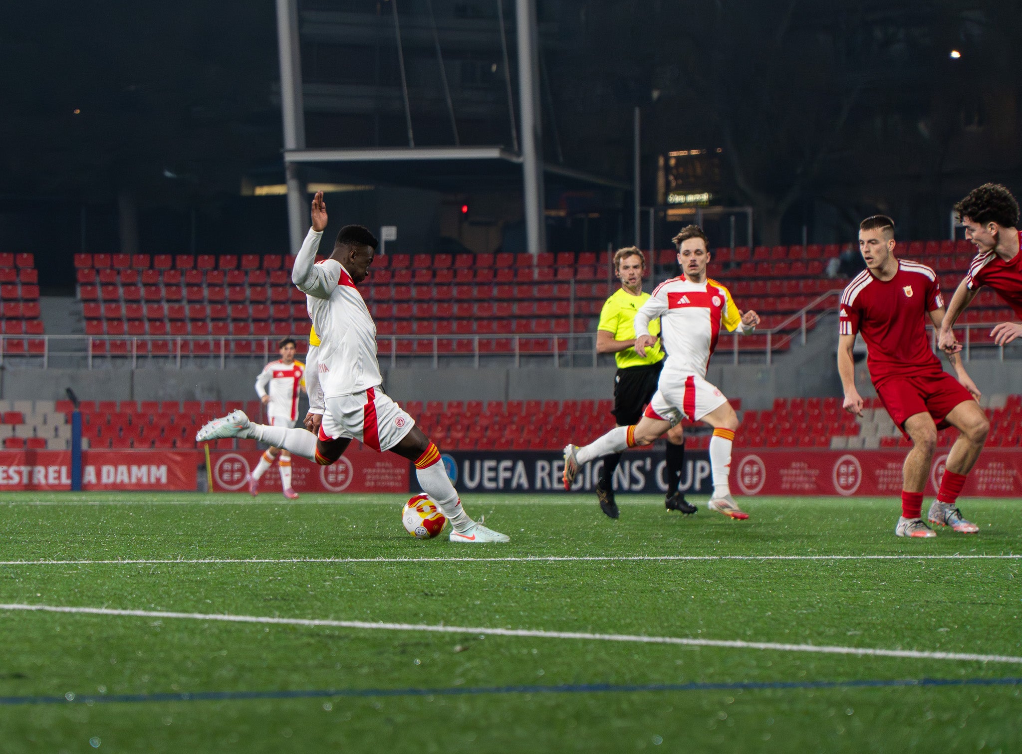 La selecció Catalana Amateur ha quedat eliminada de la Copa de Regions UEFA després de perdre la semifinal contra Navarra. El partit, disputat a l'estadi Olímpic de Terrassa, es va decidir a la pròrroga després que el matx arribés al xiulet final amb un empat a 2. En aquests 20 minuts addicionals, els navarresos van ser molt superiors, aconseguint el tercer i quart gol i eliminant als catalans de la competició. Aquest diumenge, 1 de març, es jugarà la final del torneig entre les Illes Canàries i Navarra a les 12:00 hores | Jan Romero