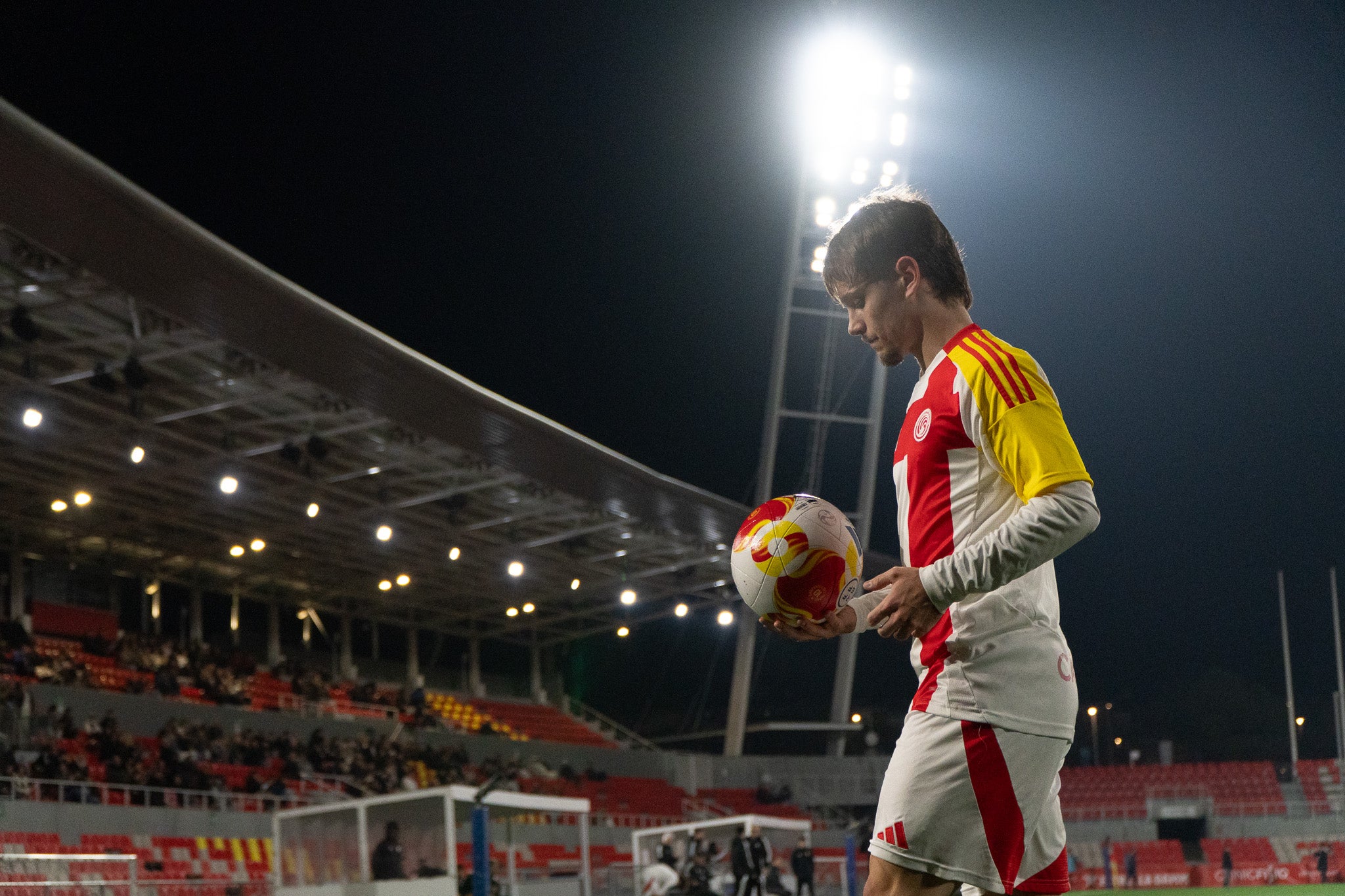 La selecció Catalana Amateur ha quedat eliminada de la Copa de Regions UEFA després de perdre la semifinal contra Navarra. El partit, disputat a l'estadi Olímpic de Terrassa, es va decidir a la pròrroga després que el matx arribés al xiulet final amb un empat a 2. En aquests 20 minuts addicionals, els navarresos van ser molt superiors, aconseguint el tercer i quart gol i eliminant als catalans de la competició. Aquest diumenge, 1 de març, es jugarà la final del torneig entre les Illes Canàries i Navarra a les 12:00 hores | Jan Romero