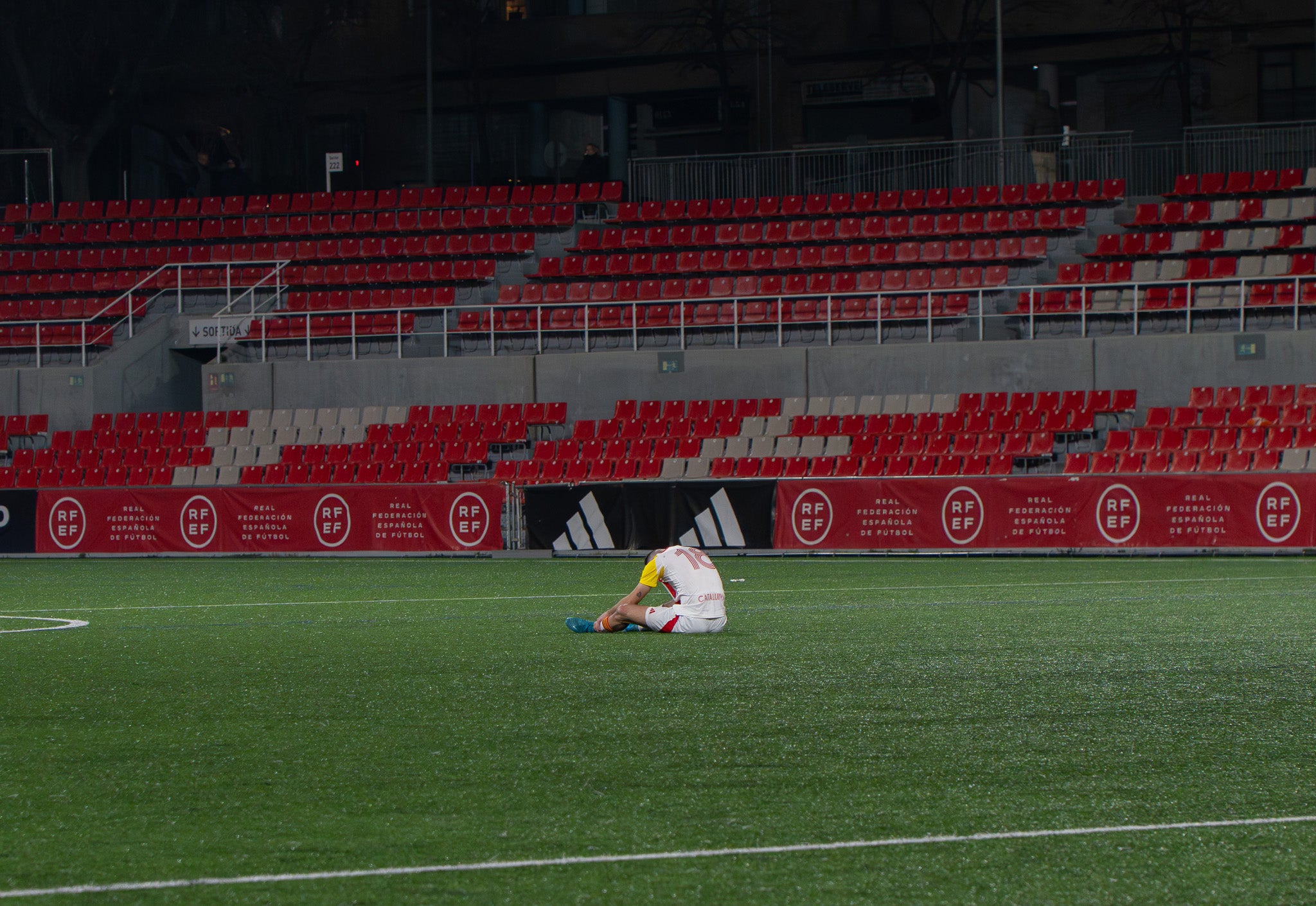 La selecció Catalana Amateur ha quedat eliminada de la Copa de Regions UEFA després de perdre la semifinal contra Navarra. El partit, disputat a l'estadi Olímpic de Terrassa, es va decidir a la pròrroga després que el matx arribés al xiulet final amb un empat a 2. En aquests 20 minuts addicionals, els navarresos van ser molt superiors, aconseguint el tercer i quart gol i eliminant als catalans de la competició. Aquest diumenge, 1 de març, es jugarà la final del torneig entre les Illes Canàries i Navarra a les 12:00 hores | Jan Romero