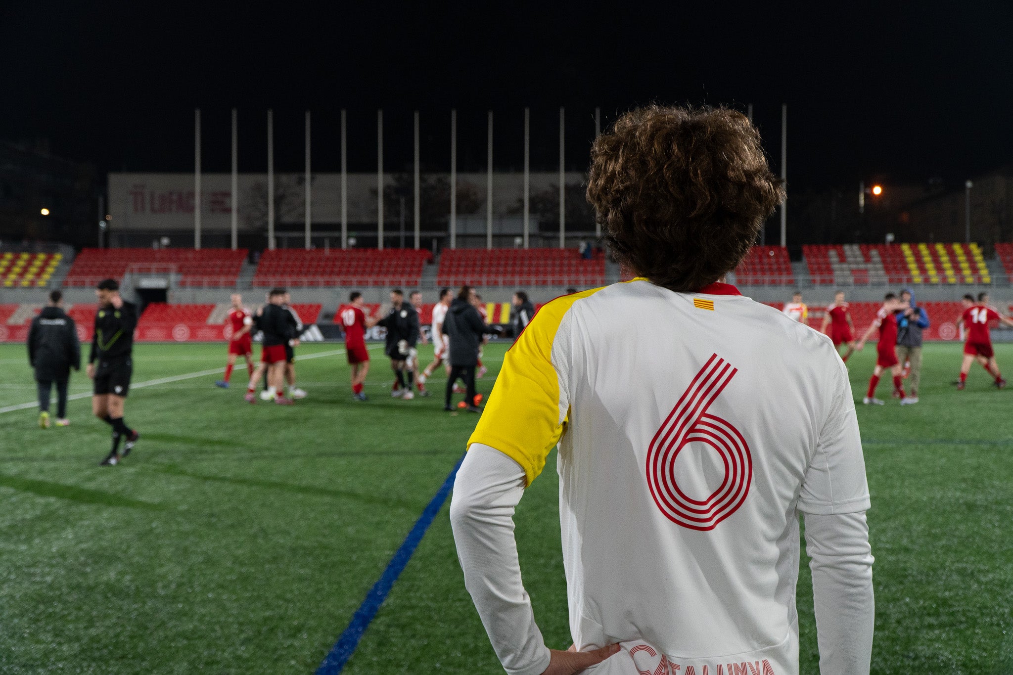 La selecció Catalana Amateur ha quedat eliminada de la Copa de Regions UEFA després de perdre la semifinal contra Navarra. El partit, disputat a l'estadi Olímpic de Terrassa, es va decidir a la pròrroga després que el matx arribés al xiulet final amb un empat a 2. En aquests 20 minuts addicionals, els navarresos van ser molt superiors, aconseguint el tercer i quart gol i eliminant als catalans de la competició. Aquest diumenge, 1 de març, es jugarà la final del torneig entre les Illes Canàries i Navarra a les 12:00 hores | Jan Romero
