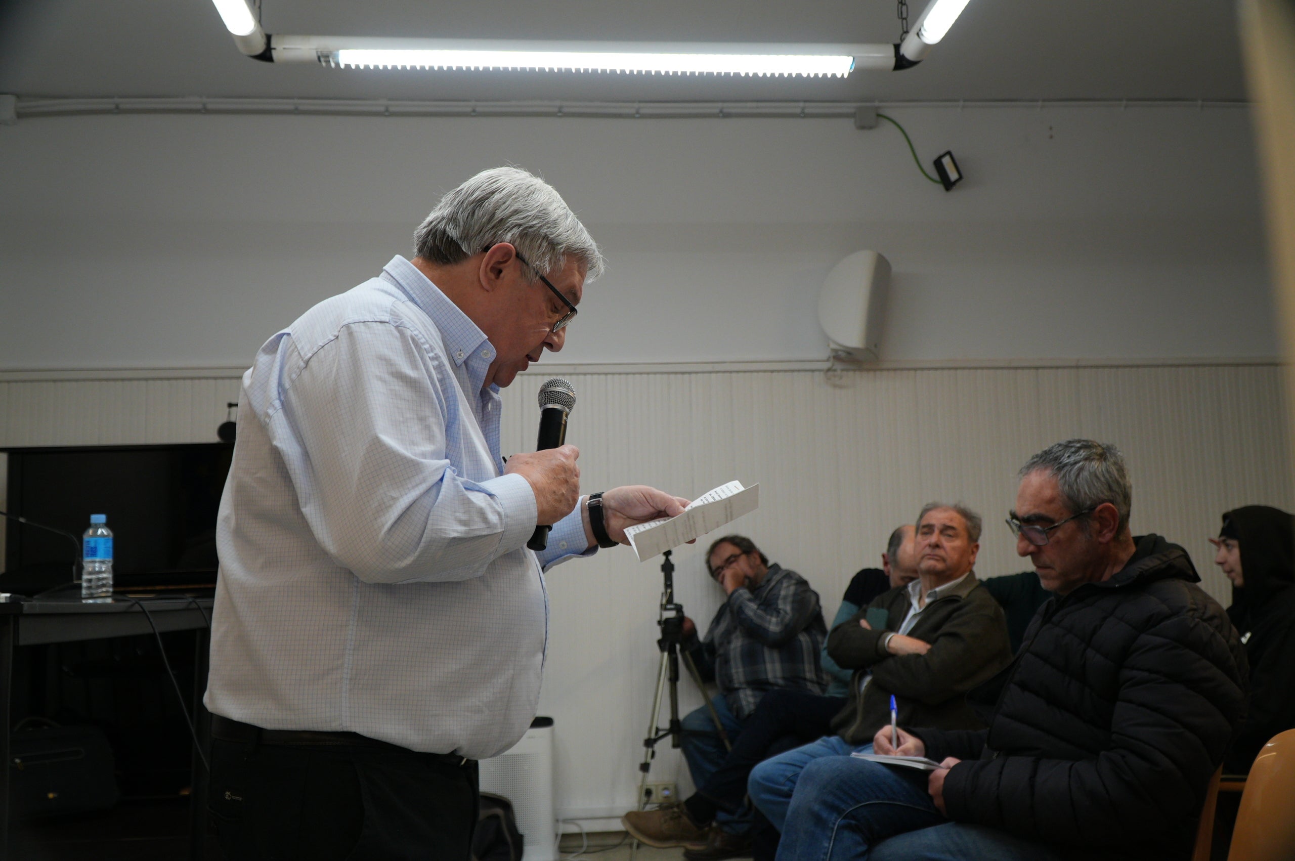 Aquest dijous, dia 5 de febrer, l’Ateneu Terrassenc s’ha omplert a vessar per seguir la conversa amb dos dels integrants de la mítica banda dels anys 80. Sota el títol “Al Cèsar el que és del Cèsar i… adiós muy buenas!”, Quimet Carreras i Miquel Mallafré han fet passar una bona estona recordant anècdotes i vivències als assistents que s’aplegaven a les dues sales de l’equipament