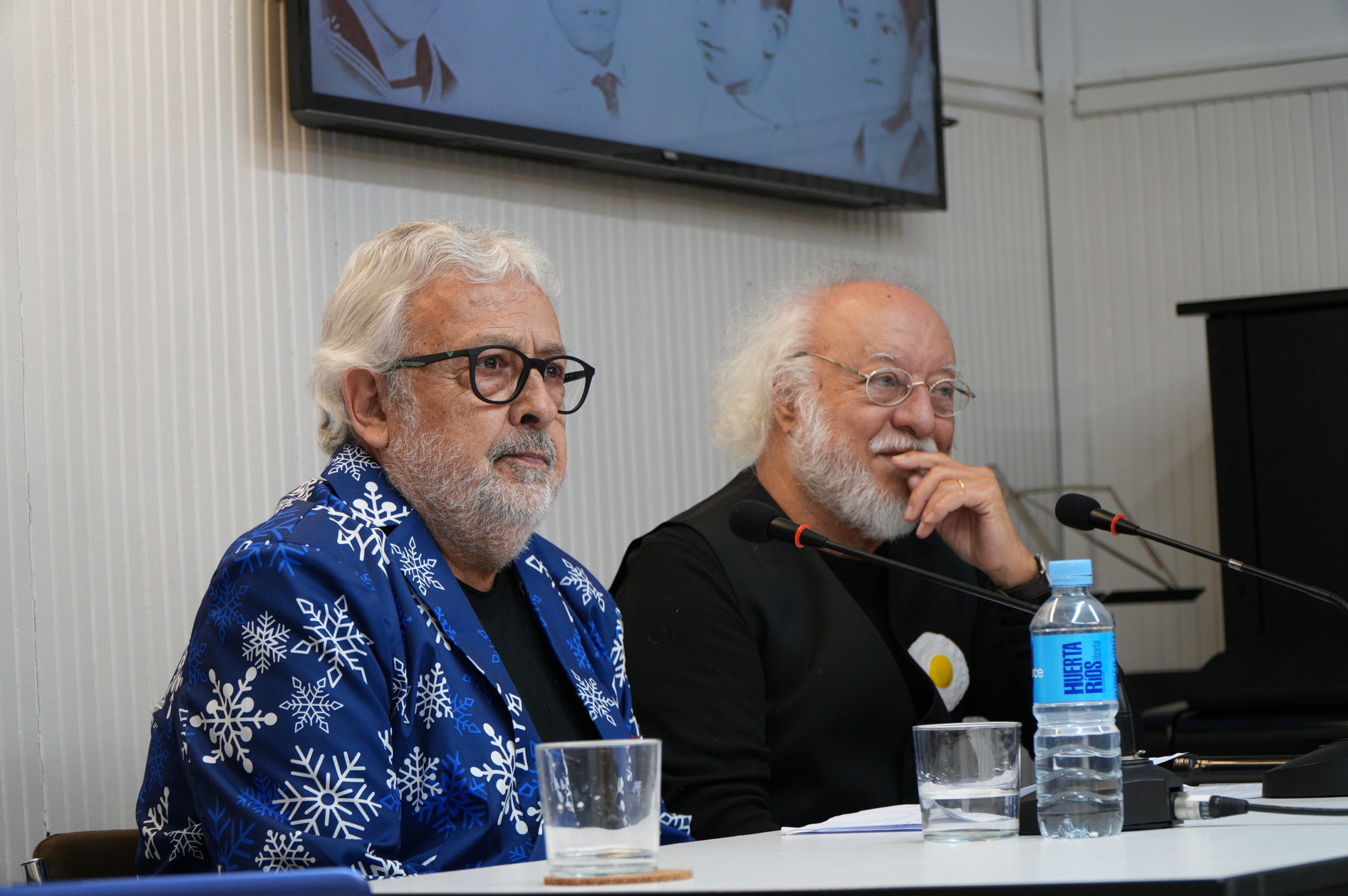 Aquest dijous, dia 5 de febrer, l’Ateneu Terrassenc s’ha omplert a vessar per seguir la conversa amb dos dels integrants de la mítica banda dels anys 80. Sota el títol “Al Cèsar el que és del Cèsar i… adiós muy buenas!”, Quimet Carreras i Miquel Mallafré han fet passar una bona estona recordant anècdotes i vivències als assistents que s’aplegaven a les dues sales de l’equipament