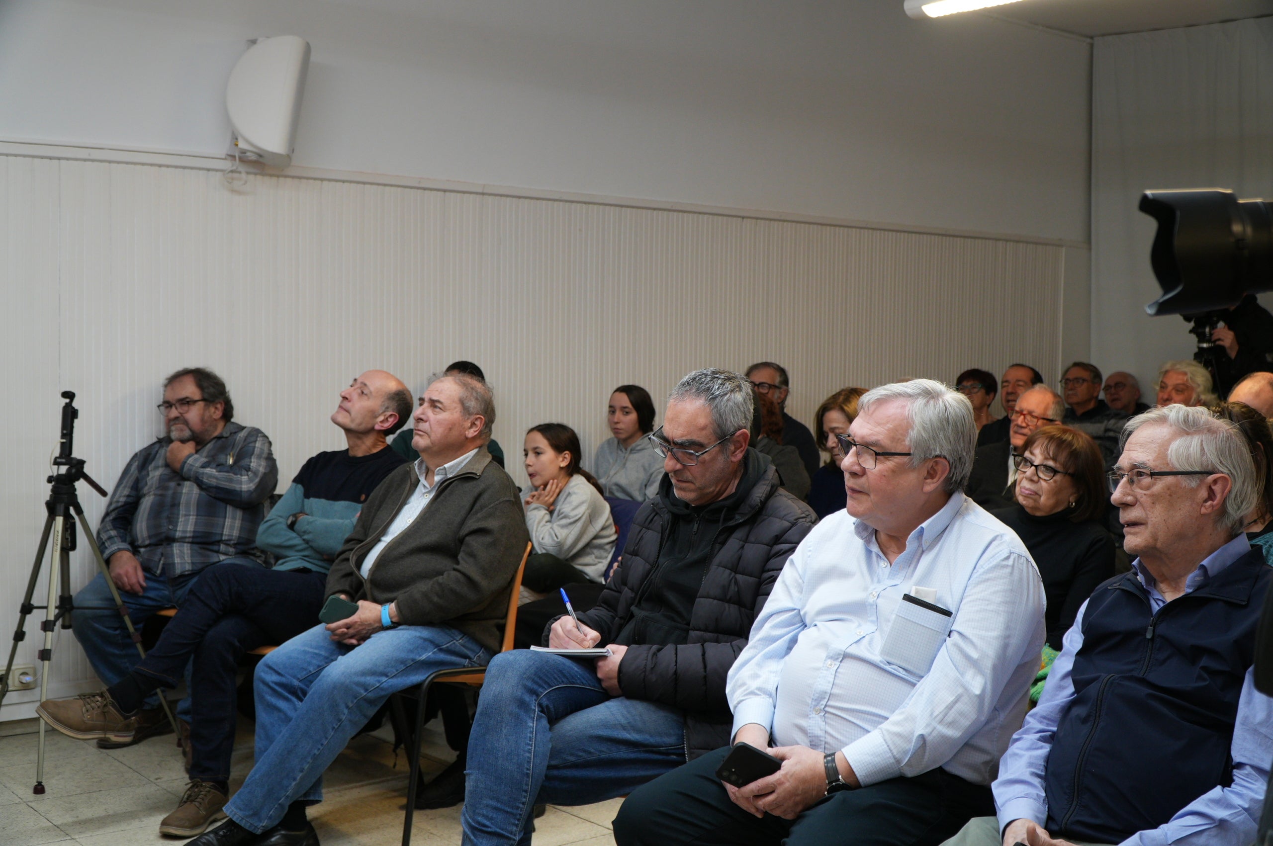 Aquest dijous, dia 5 de febrer, l’Ateneu Terrassenc s’ha omplert a vessar per seguir la conversa amb dos dels integrants de la mítica banda dels anys 80. Sota el títol “Al Cèsar el que és del Cèsar i… adiós muy buenas!”, Quimet Carreras i Miquel Mallafré han fet passar una bona estona recordant anècdotes i vivències als assistents que s’aplegaven a les dues sales de l’equipament