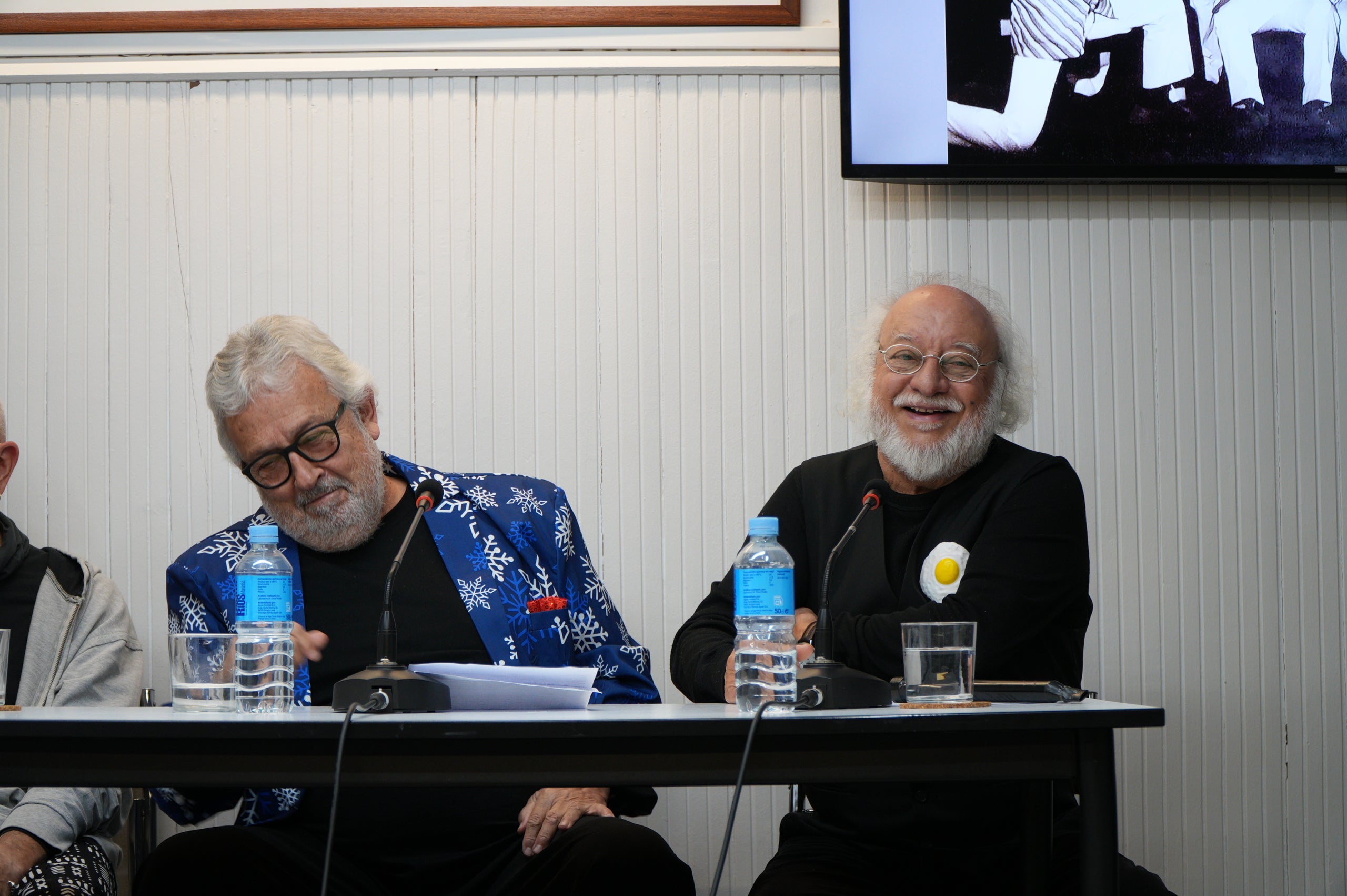 Aquest dijous, dia 5 de febrer, l’Ateneu Terrassenc s’ha omplert a vessar per seguir la conversa amb dos dels integrants de la mítica banda dels anys 80. Sota el títol “Al Cèsar el que és del Cèsar i… adiós muy buenas!”, Quimet Carreras i Miquel Mallafré han fet passar una bona estona recordant anècdotes i vivències als assistents que s’aplegaven a les dues sales de l’equipament