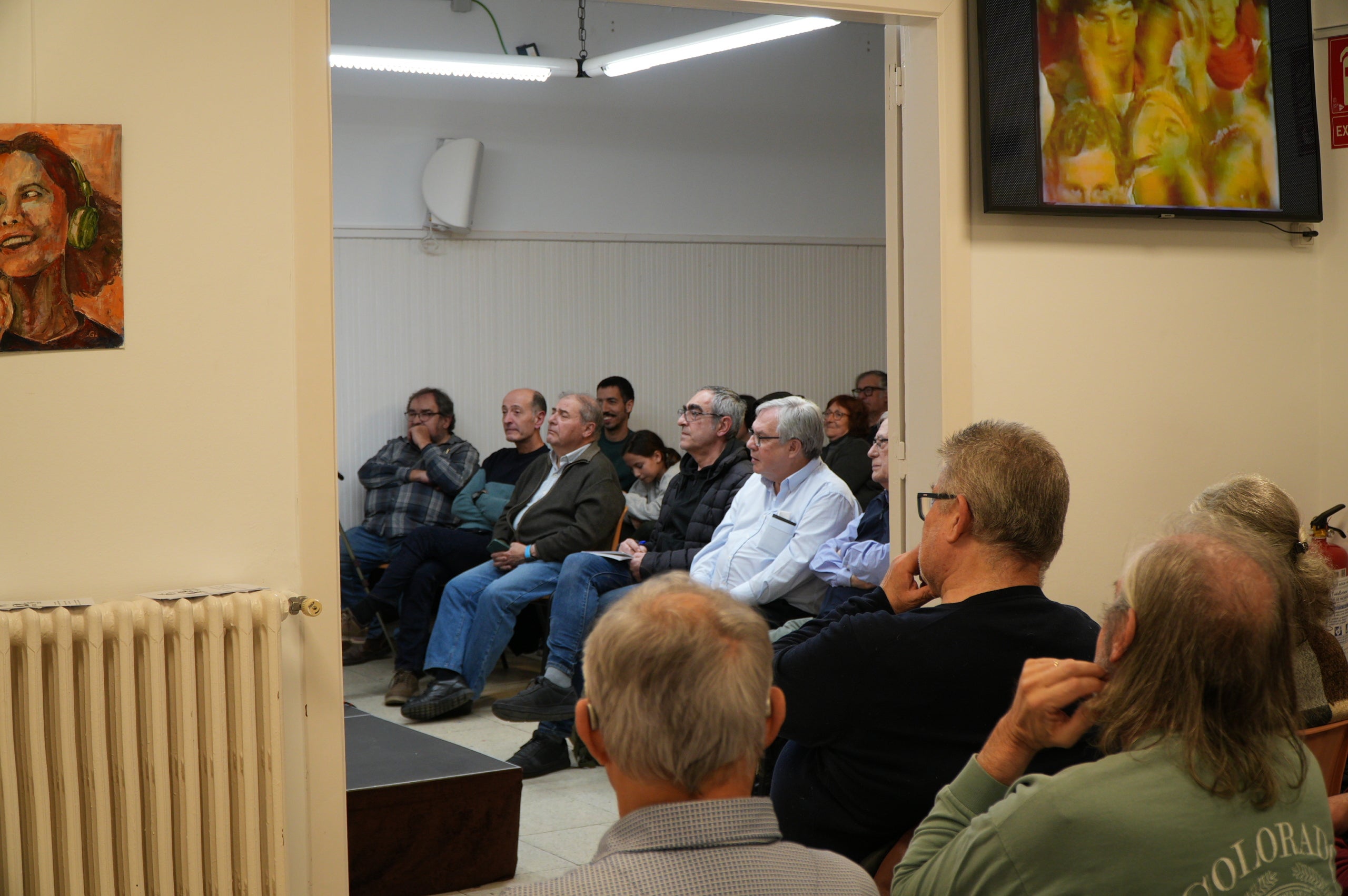 Aquest dijous, dia 5 de febrer, l’Ateneu Terrassenc s’ha omplert a vessar per seguir la conversa amb dos dels integrants de la mítica banda dels anys 80. Sota el títol “Al Cèsar el que és del Cèsar i… adiós muy buenas!”, Quimet Carreras i Miquel Mallafré han fet passar una bona estona recordant anècdotes i vivències als assistents que s’aplegaven a les dues sales de l’equipament