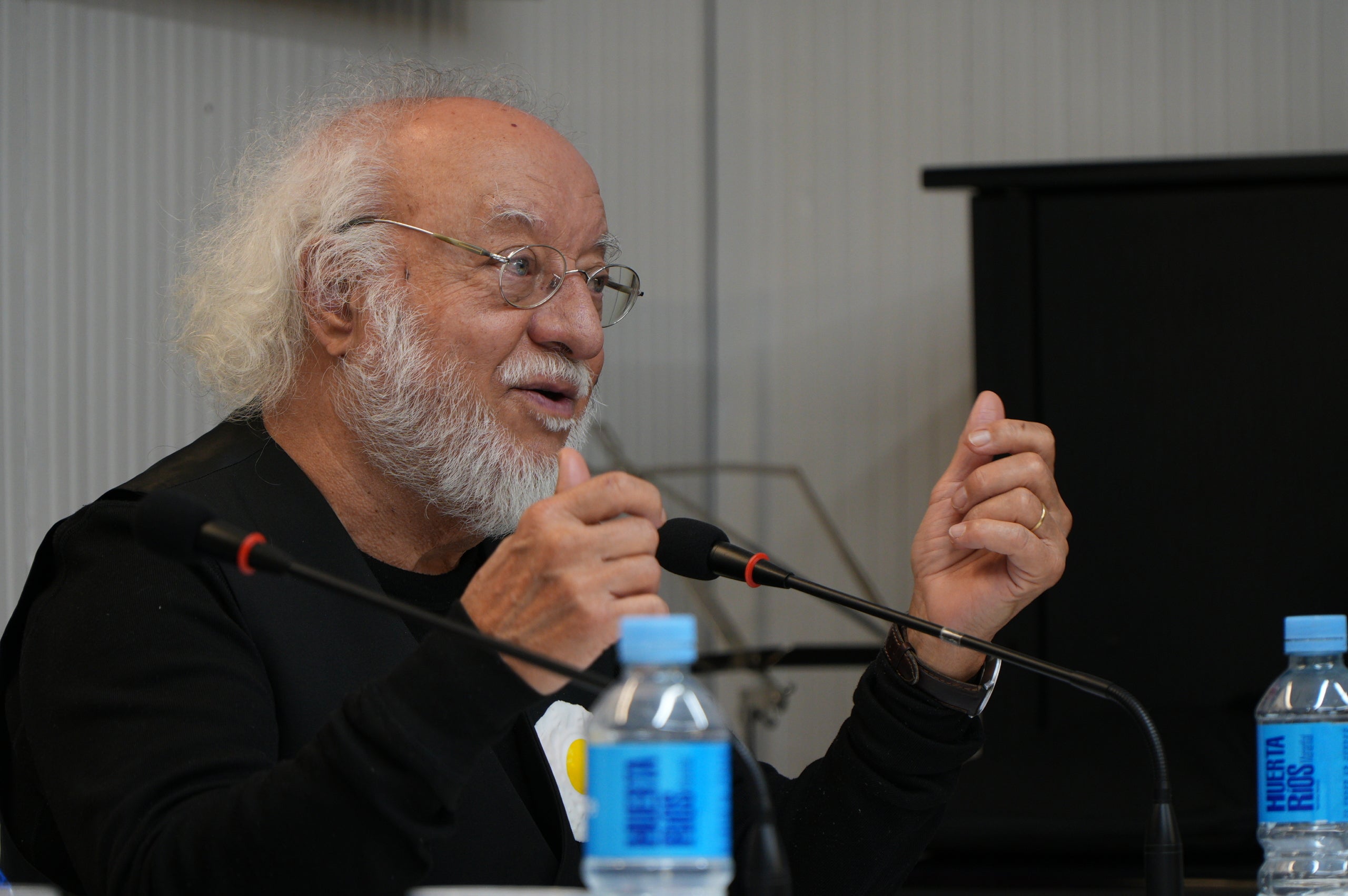 Aquest dijous, dia 5 de febrer, l’Ateneu Terrassenc s’ha omplert a vessar per seguir la conversa amb dos dels integrants de la mítica banda dels anys 80. Sota el títol “Al Cèsar el que és del Cèsar i… adiós muy buenas!”, Quimet Carreras i Miquel Mallafré han fet passar una bona estona recordant anècdotes i vivències als assistents que s’aplegaven a les dues sales de l’equipament