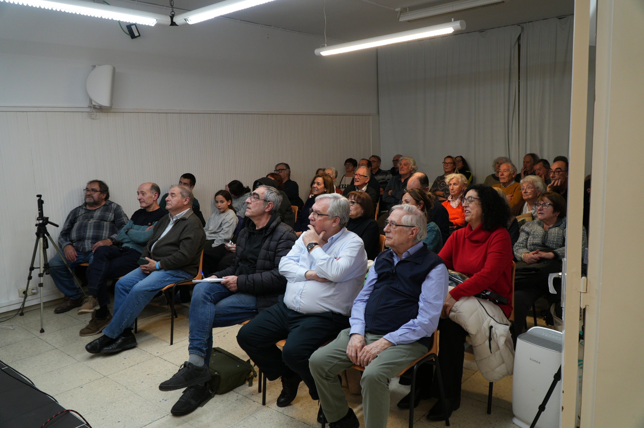 Aquest dijous, dia 5 de febrer, l’Ateneu Terrassenc s’ha omplert a vessar per seguir la conversa amb dos dels integrants de la mítica banda dels anys 80. Sota el títol “Al Cèsar el que és del Cèsar i… adiós muy buenas!”, Quimet Carreras i Miquel Mallafré han fet passar una bona estona recordant anècdotes i vivències als assistents que s’aplegaven a les dues sales de l’equipament