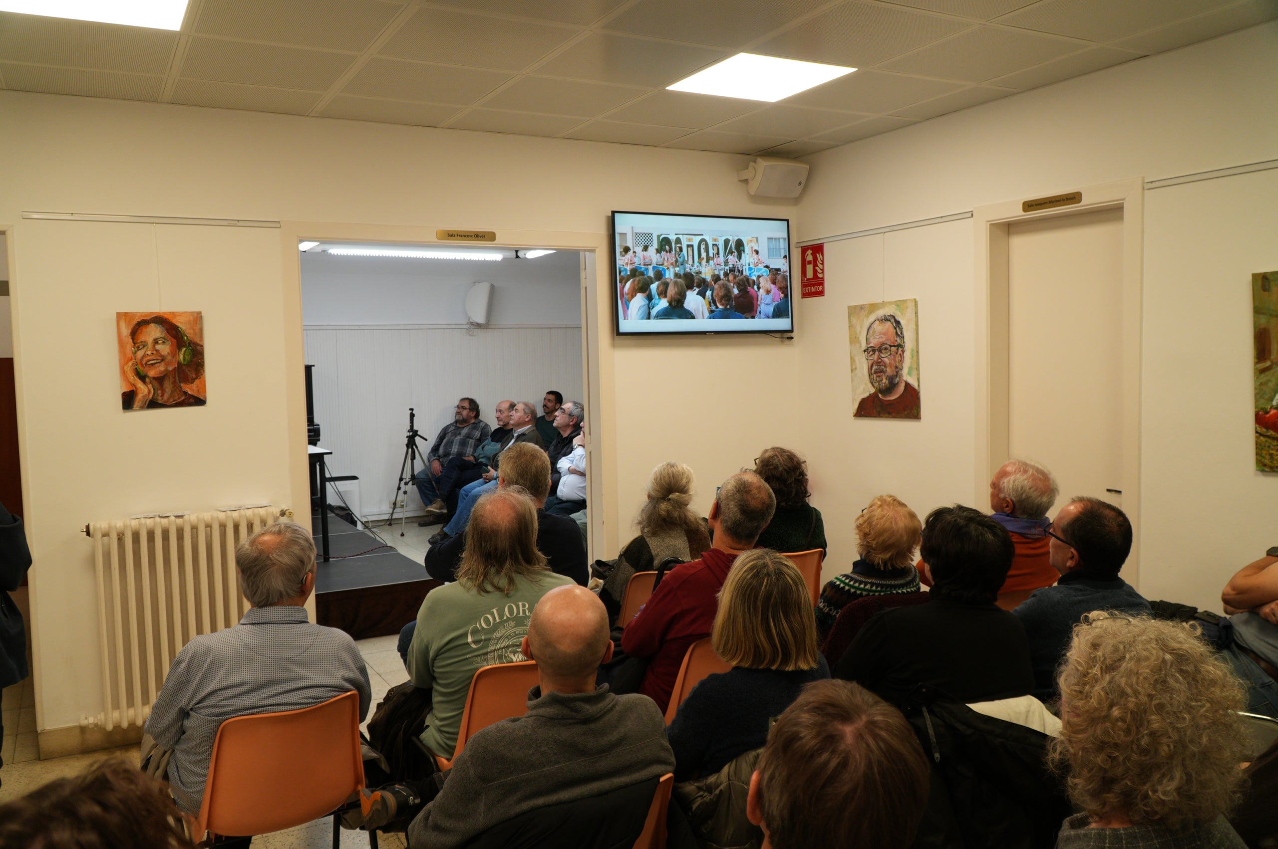 Aquest dijous, dia 5 de febrer, l’Ateneu Terrassenc s’ha omplert a vessar per seguir la conversa amb dos dels integrants de la mítica banda dels anys 80. Sota el títol “Al Cèsar el que és del Cèsar i… adiós muy buenas!”, Quimet Carreras i Miquel Mallafré han fet passar una bona estona recordant anècdotes i vivències als assistents que s’aplegaven a les dues sales de l’equipament