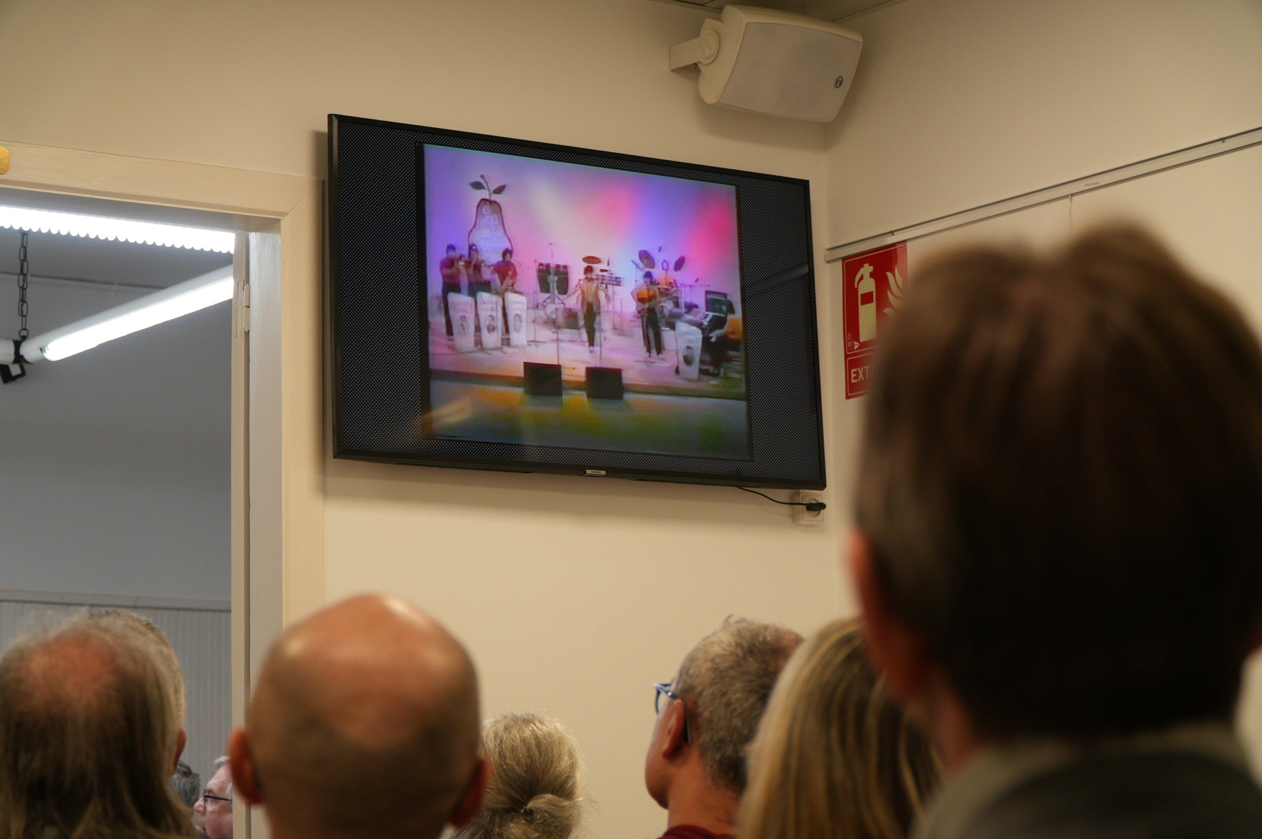 Aquest dijous, dia 5 de febrer, l’Ateneu Terrassenc s’ha omplert a vessar per seguir la conversa amb dos dels integrants de la mítica banda dels anys 80. Sota el títol “Al Cèsar el que és del Cèsar i… adiós muy buenas!”, Quimet Carreras i Miquel Mallafré han fet passar una bona estona recordant anècdotes i vivències als assistents que s’aplegaven a les dues sales de l’equipament