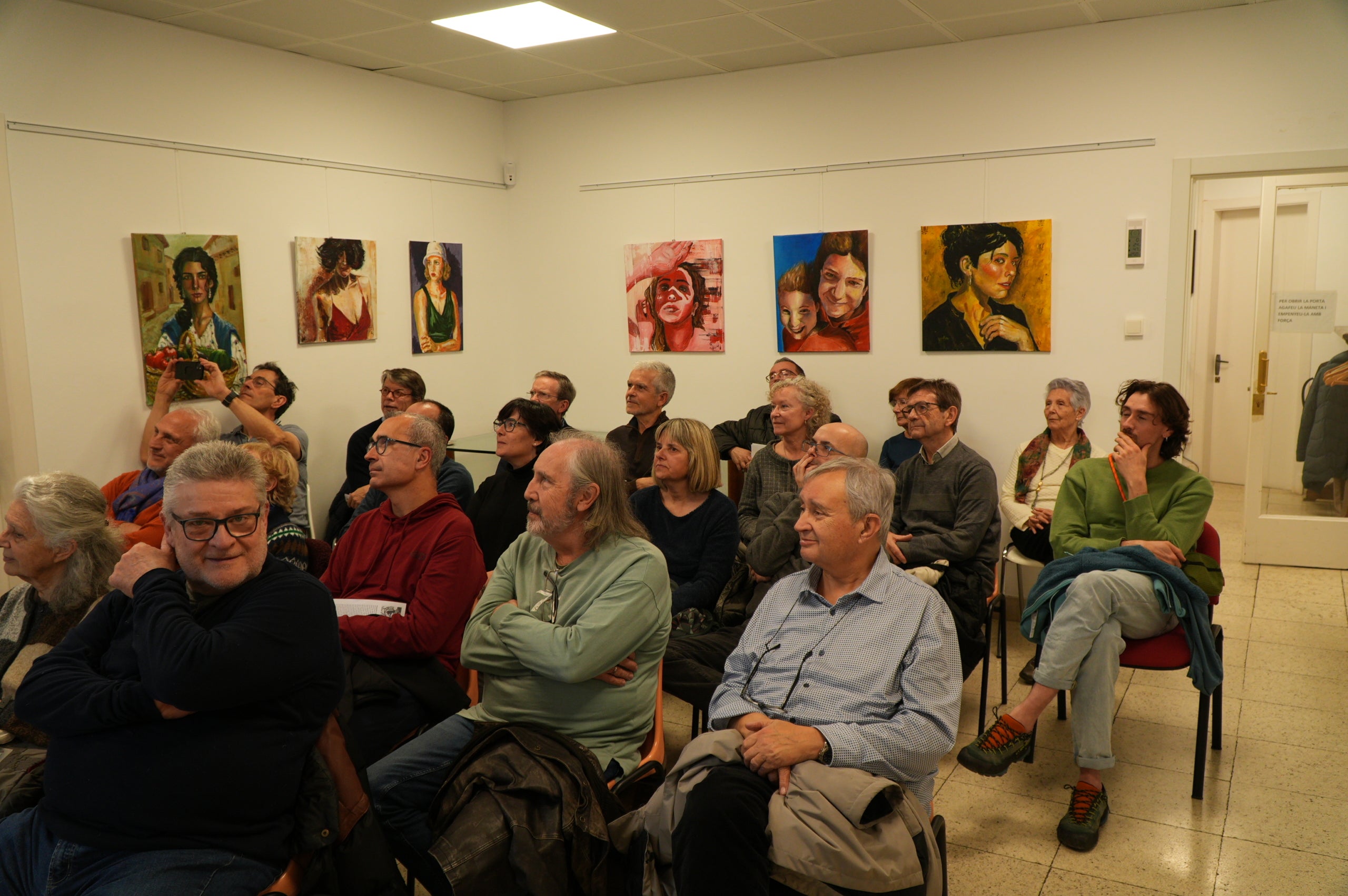 Aquest dijous, dia 5 de febrer, l’Ateneu Terrassenc s’ha omplert a vessar per seguir la conversa amb dos dels integrants de la mítica banda dels anys 80. Sota el títol “Al Cèsar el que és del Cèsar i… adiós muy buenas!”, Quimet Carreras i Miquel Mallafré han fet passar una bona estona recordant anècdotes i vivències als assistents que s’aplegaven a les dues sales de l’equipament