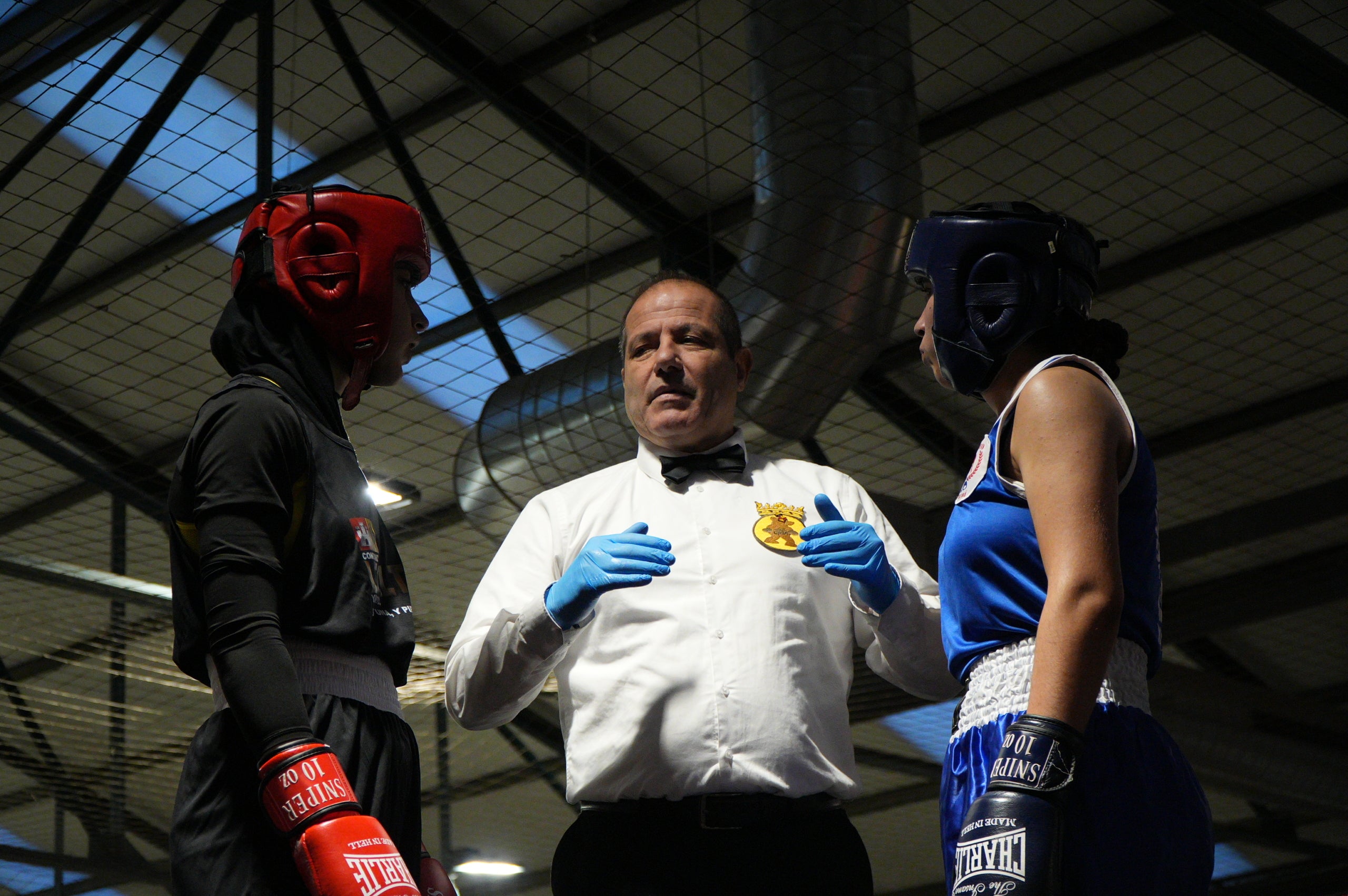 Gran jornada de boxa al pavelló poliesportiu de La Cogullada. El Boxing Club Terrassa va preparar un dissabte ple de lluita i passió amb un total de dotze combats de totes les categories. Era la prèvia perfecte per acompanyar el debut com a professional de Musta Jr. L’esdeveniment va crear molta expectació i els boxejadors de Terrassa van demostrar el seu nivell davant d’un públic entregat. Van competir: els juniors Adam IBN Maimoun, Hanna Al Fakiri, Rafael El Kasser (del Boxing Terrassa) i Solaiman Rouaz (del Team S. Leon), els joves Emma Méndez, Gerard Martín i Achraf El Idrissi (del Boxing) i David Sánchez (del Team S. Leon); i en elit, Pedro Martinez (Boxing). A més, es va fer un reconeixement especial al terrassenc Fran Garcia, actual campió d’Espanya en boxa adaptada.