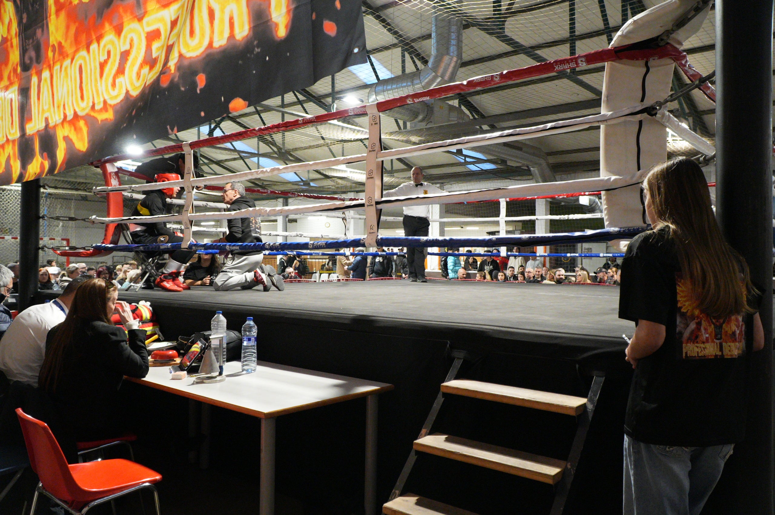 Gran jornada de boxa al pavelló poliesportiu de La Cogullada. El Boxing Club Terrassa va preparar un dissabte ple de lluita i passió amb un total de dotze combats de totes les categories. Era la prèvia perfecte per acompanyar el debut com a professional de Musta Jr. L’esdeveniment va crear molta expectació i els boxejadors de Terrassa van demostrar el seu nivell davant d’un públic entregat. Van competir: els juniors Adam IBN Maimoun, Hanna Al Fakiri, Rafael El Kasser (del Boxing Terrassa) i Solaiman Rouaz (del Team S. Leon), els joves Emma Méndez, Gerard Martín i Achraf El Idrissi (del Boxing) i David Sánchez (del Team S. Leon); i en elit, Pedro Martinez (Boxing). A més, es va fer un reconeixement especial al terrassenc Fran Garcia, actual campió d’Espanya en boxa adaptada.