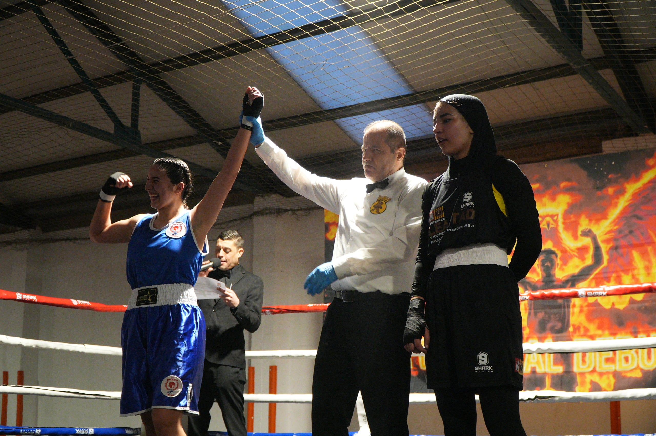 Gran jornada de boxa al pavelló poliesportiu de La Cogullada. El Boxing Club Terrassa va preparar un dissabte ple de lluita i passió amb un total de dotze combats de totes les categories. Era la prèvia perfecte per acompanyar el debut com a professional de Musta Jr. L’esdeveniment va crear molta expectació i els boxejadors de Terrassa van demostrar el seu nivell davant d’un públic entregat. Van competir: els juniors Adam IBN Maimoun, Hanna Al Fakiri, Rafael El Kasser (del Boxing Terrassa) i Solaiman Rouaz (del Team S. Leon), els joves Emma Méndez, Gerard Martín i Achraf El Idrissi (del Boxing) i David Sánchez (del Team S. Leon); i en elit, Pedro Martinez (Boxing). A més, es va fer un reconeixement especial al terrassenc Fran Garcia, actual campió d’Espanya en boxa adaptada.