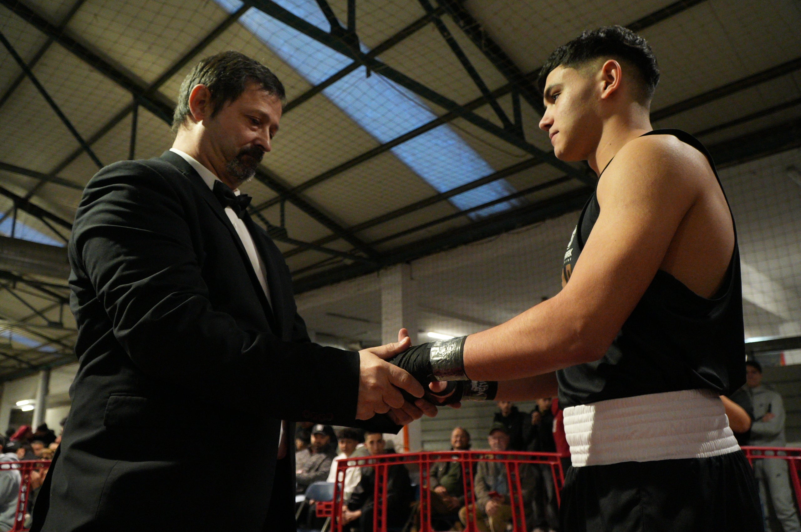 Gran jornada de boxa al pavelló poliesportiu de La Cogullada. El Boxing Club Terrassa va preparar un dissabte ple de lluita i passió amb un total de dotze combats de totes les categories. Era la prèvia perfecte per acompanyar el debut com a professional de Musta Jr. L’esdeveniment va crear molta expectació i els boxejadors de Terrassa van demostrar el seu nivell davant d’un públic entregat. Van competir: els juniors Adam IBN Maimoun, Hanna Al Fakiri, Rafael El Kasser (del Boxing Terrassa) i Solaiman Rouaz (del Team S. Leon), els joves Emma Méndez, Gerard Martín i Achraf El Idrissi (del Boxing) i David Sánchez (del Team S. Leon); i en elit, Pedro Martinez (Boxing). A més, es va fer un reconeixement especial al terrassenc Fran Garcia, actual campió d’Espanya en boxa adaptada.
