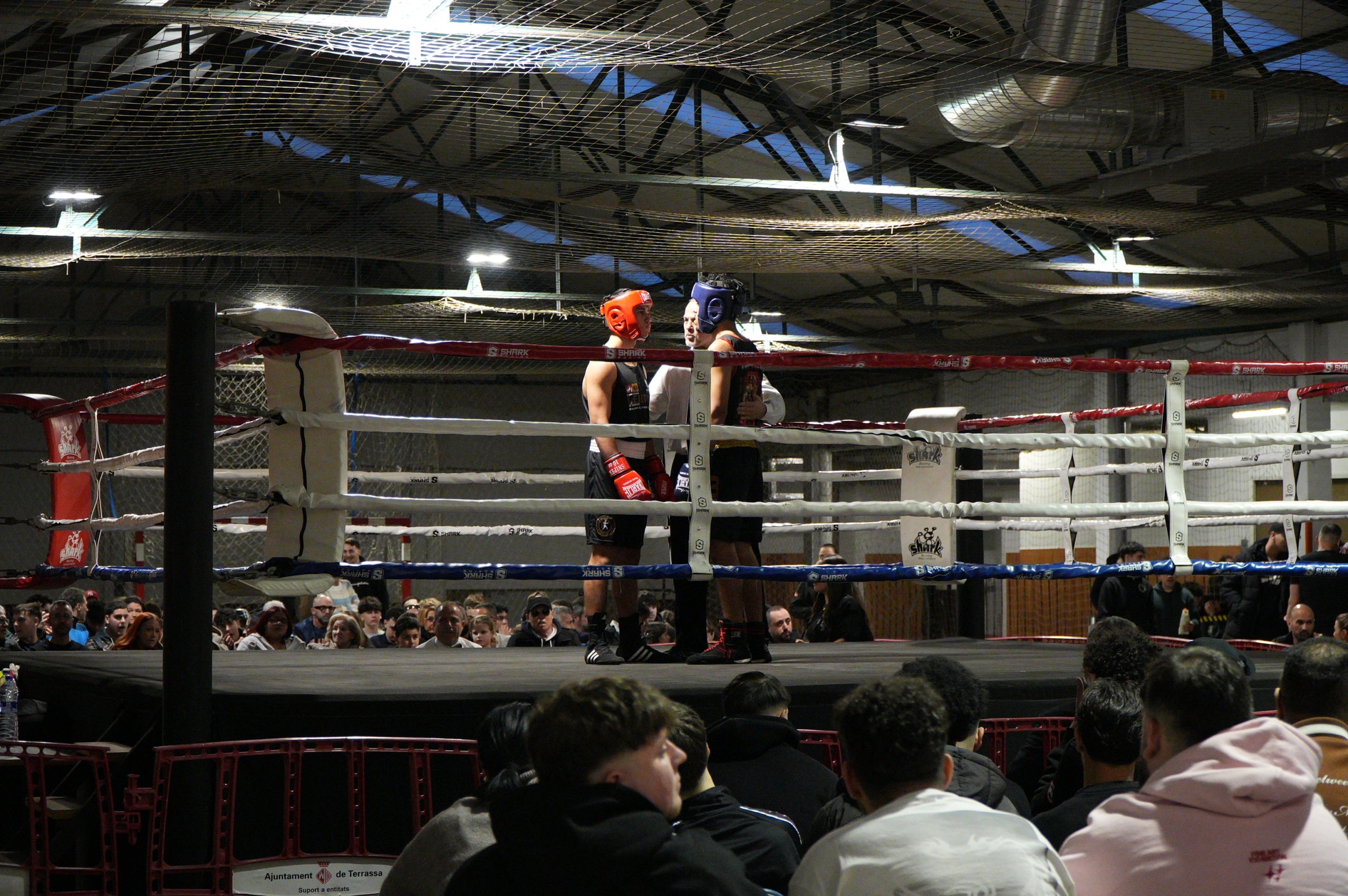 Gran jornada de boxa al pavelló poliesportiu de La Cogullada. El Boxing Club Terrassa va preparar un dissabte ple de lluita i passió amb un total de dotze combats de totes les categories. Era la prèvia perfecte per acompanyar el debut com a professional de Musta Jr. L’esdeveniment va crear molta expectació i els boxejadors de Terrassa van demostrar el seu nivell davant d’un públic entregat. Van competir: els juniors Adam IBN Maimoun, Hanna Al Fakiri, Rafael El Kasser (del Boxing Terrassa) i Solaiman Rouaz (del Team S. Leon), els joves Emma Méndez, Gerard Martín i Achraf El Idrissi (del Boxing) i David Sánchez (del Team S. Leon); i en elit, Pedro Martinez (Boxing). A més, es va fer un reconeixement especial al terrassenc Fran Garcia, actual campió d’Espanya en boxa adaptada.