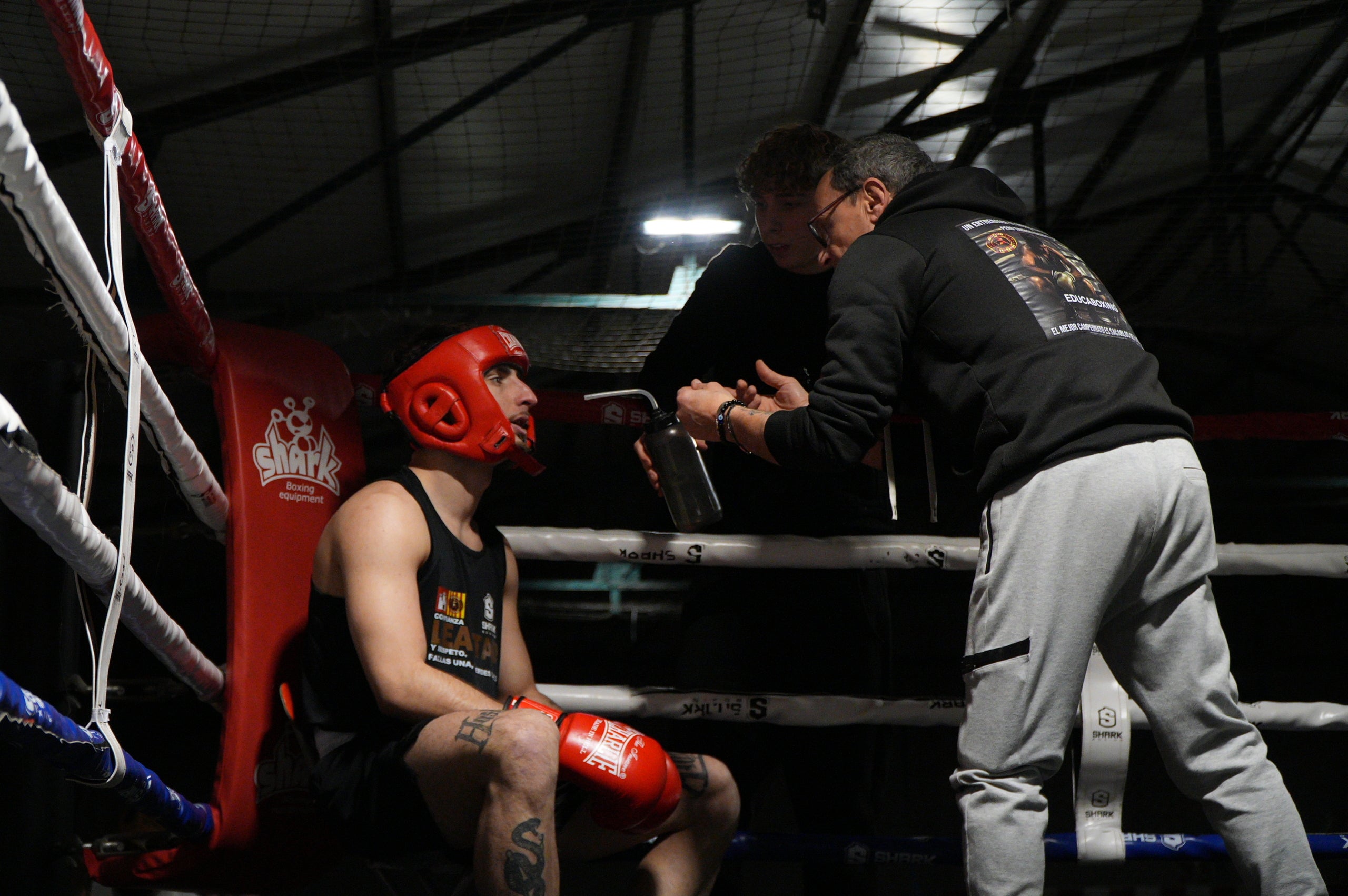 Gran jornada de boxa al pavelló poliesportiu de La Cogullada. El Boxing Club Terrassa va preparar un dissabte ple de lluita i passió amb un total de dotze combats de totes les categories. Era la prèvia perfecte per acompanyar el debut com a professional de Musta Jr. L’esdeveniment va crear molta expectació i els boxejadors de Terrassa van demostrar el seu nivell davant d’un públic entregat. Van competir: els juniors Adam IBN Maimoun, Hanna Al Fakiri, Rafael El Kasser (del Boxing Terrassa) i Solaiman Rouaz (del Team S. Leon), els joves Emma Méndez, Gerard Martín i Achraf El Idrissi (del Boxing) i David Sánchez (del Team S. Leon); i en elit, Pedro Martinez (Boxing). A més, es va fer un reconeixement especial al terrassenc Fran Garcia, actual campió d’Espanya en boxa adaptada.