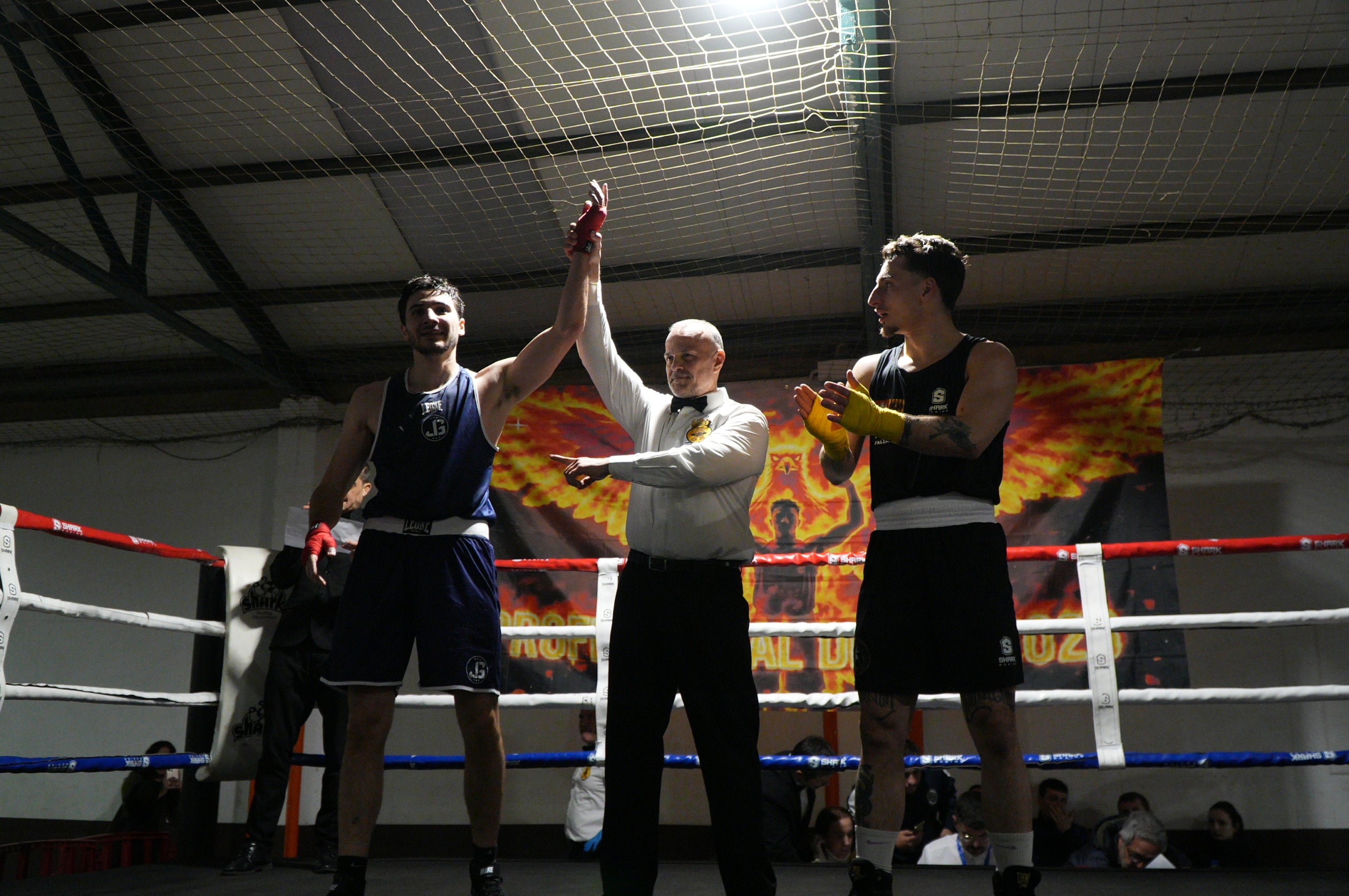 Gran jornada de boxa al pavelló poliesportiu de La Cogullada. El Boxing Club Terrassa va preparar un dissabte ple de lluita i passió amb un total de dotze combats de totes les categories. Era la prèvia perfecte per acompanyar el debut com a professional de Musta Jr. L’esdeveniment va crear molta expectació i els boxejadors de Terrassa van demostrar el seu nivell davant d’un públic entregat. Van competir: els juniors Adam IBN Maimoun, Hanna Al Fakiri, Rafael El Kasser (del Boxing Terrassa) i Solaiman Rouaz (del Team S. Leon), els joves Emma Méndez, Gerard Martín i Achraf El Idrissi (del Boxing) i David Sánchez (del Team S. Leon); i en elit, Pedro Martinez (Boxing). A més, es va fer un reconeixement especial al terrassenc Fran Garcia, actual campió d’Espanya en boxa adaptada.
