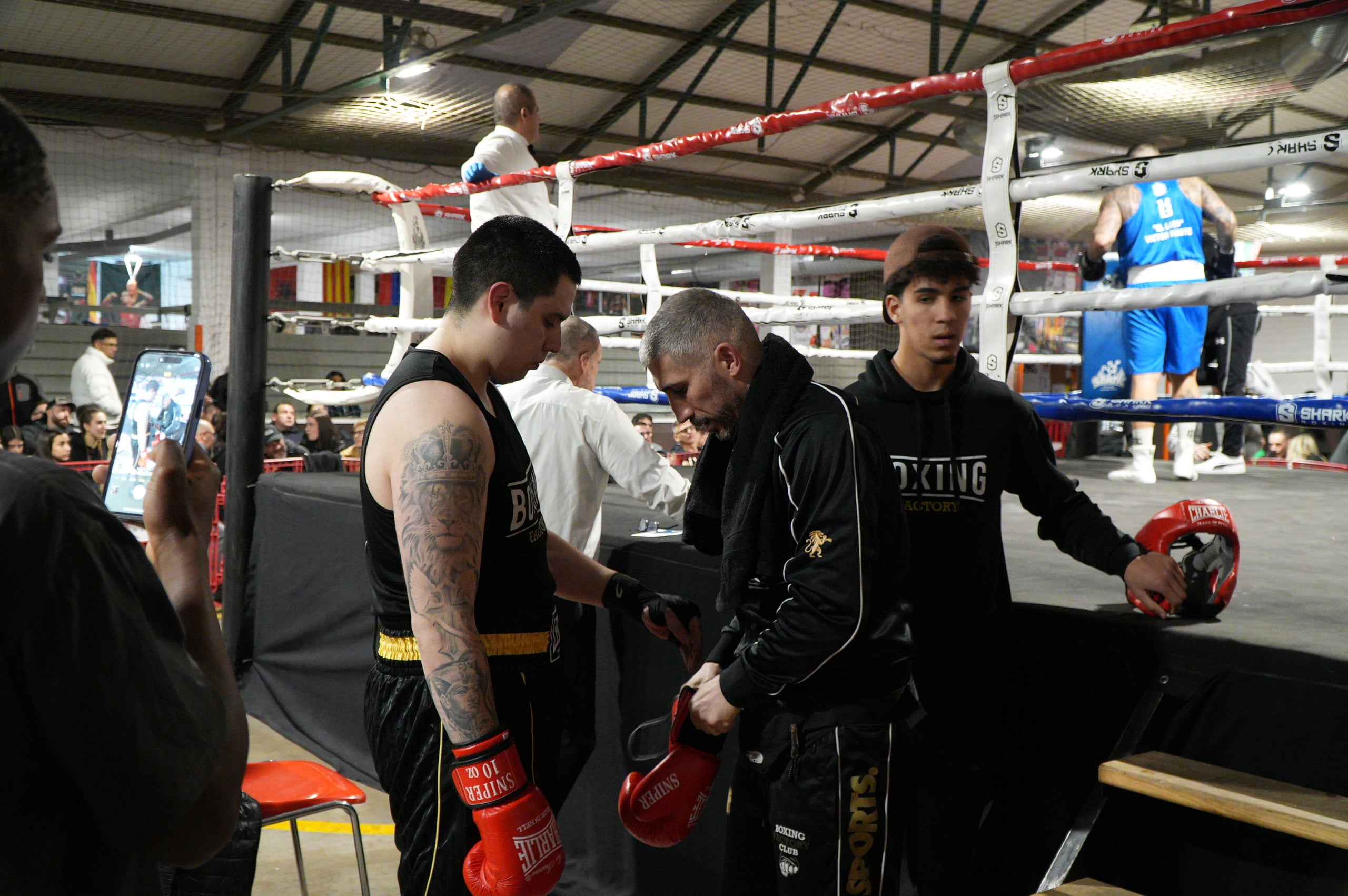 Gran jornada de boxa al pavelló poliesportiu de La Cogullada. El Boxing Club Terrassa va preparar un dissabte ple de lluita i passió amb un total de dotze combats de totes les categories. Era la prèvia perfecte per acompanyar el debut com a professional de Musta Jr. L’esdeveniment va crear molta expectació i els boxejadors de Terrassa van demostrar el seu nivell davant d’un públic entregat. Van competir: els juniors Adam IBN Maimoun, Hanna Al Fakiri, Rafael El Kasser (del Boxing Terrassa) i Solaiman Rouaz (del Team S. Leon), els joves Emma Méndez, Gerard Martín i Achraf El Idrissi (del Boxing) i David Sánchez (del Team S. Leon); i en elit, Pedro Martinez (Boxing). A més, es va fer un reconeixement especial al terrassenc Fran Garcia, actual campió d’Espanya en boxa adaptada.