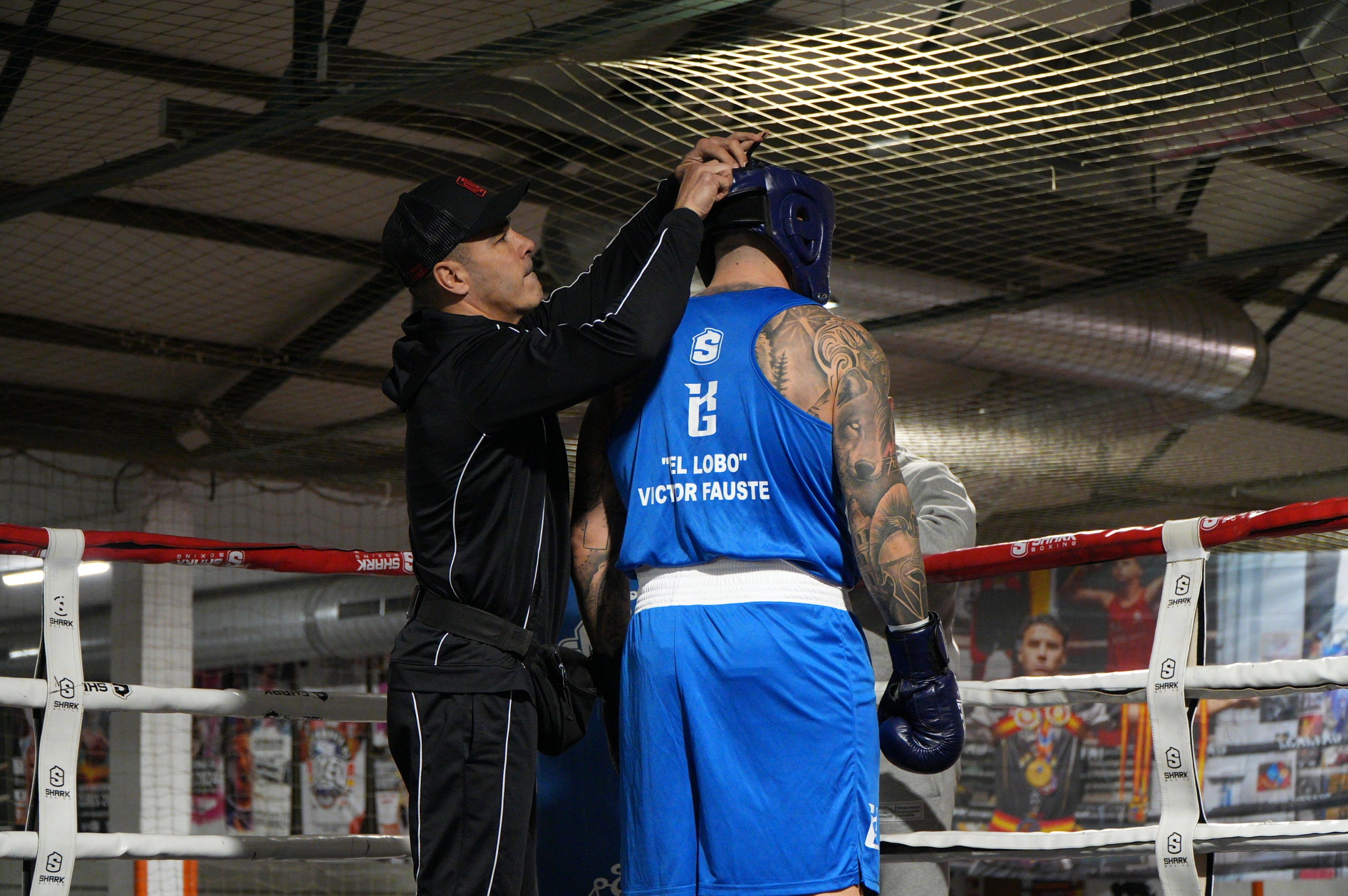 Gran jornada de boxa al pavelló poliesportiu de La Cogullada. El Boxing Club Terrassa va preparar un dissabte ple de lluita i passió amb un total de dotze combats de totes les categories. Era la prèvia perfecte per acompanyar el debut com a professional de Musta Jr. L’esdeveniment va crear molta expectació i els boxejadors de Terrassa van demostrar el seu nivell davant d’un públic entregat. Van competir: els juniors Adam IBN Maimoun, Hanna Al Fakiri, Rafael El Kasser (del Boxing Terrassa) i Solaiman Rouaz (del Team S. Leon), els joves Emma Méndez, Gerard Martín i Achraf El Idrissi (del Boxing) i David Sánchez (del Team S. Leon); i en elit, Pedro Martinez (Boxing). A més, es va fer un reconeixement especial al terrassenc Fran Garcia, actual campió d’Espanya en boxa adaptada.