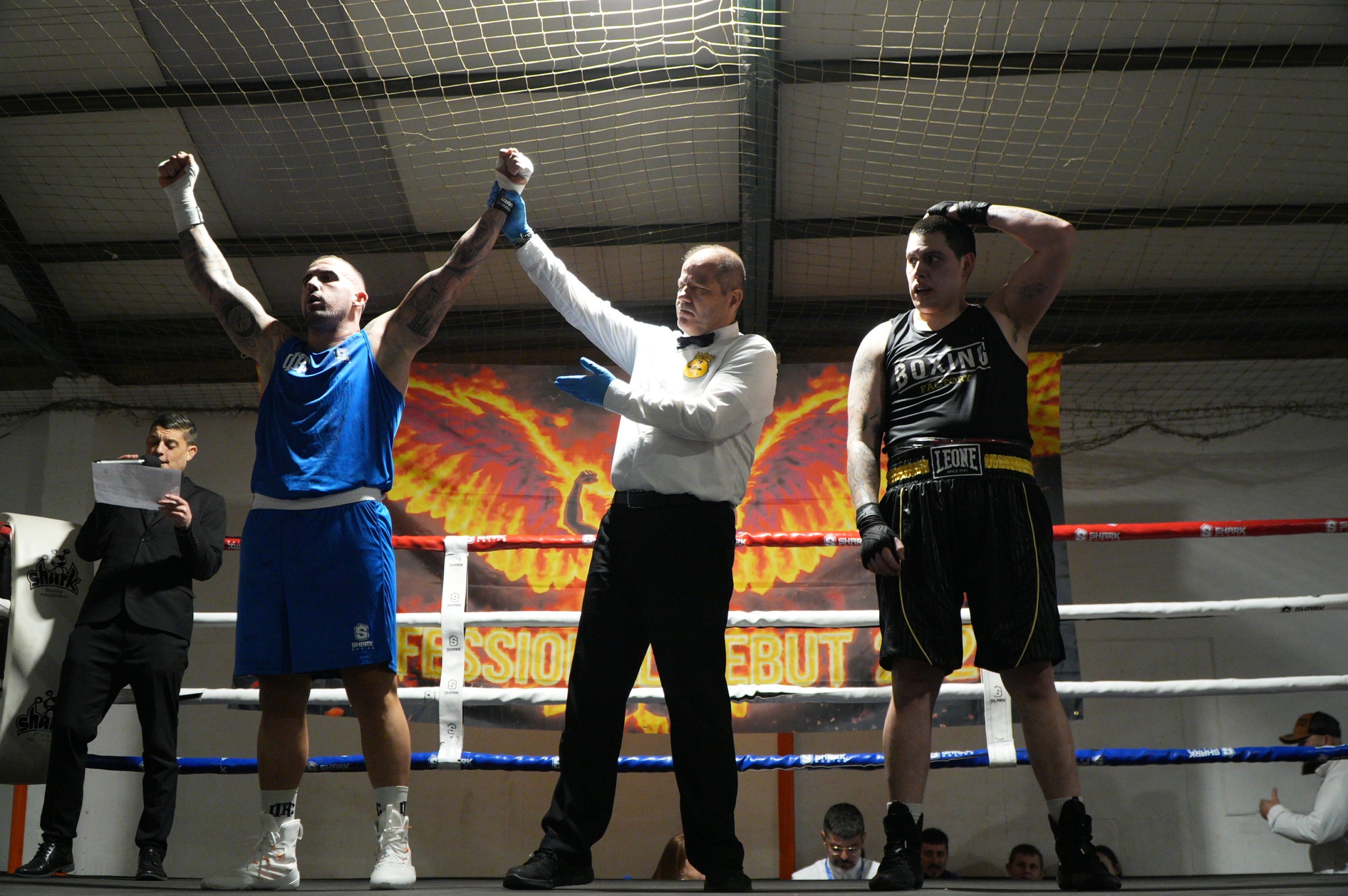 Gran jornada de boxa al pavelló poliesportiu de La Cogullada. El Boxing Club Terrassa va preparar un dissabte ple de lluita i passió amb un total de dotze combats de totes les categories. Era la prèvia perfecte per acompanyar el debut com a professional de Musta Jr. L’esdeveniment va crear molta expectació i els boxejadors de Terrassa van demostrar el seu nivell davant d’un públic entregat. Van competir: els juniors Adam IBN Maimoun, Hanna Al Fakiri, Rafael El Kasser (del Boxing Terrassa) i Solaiman Rouaz (del Team S. Leon), els joves Emma Méndez, Gerard Martín i Achraf El Idrissi (del Boxing) i David Sánchez (del Team S. Leon); i en elit, Pedro Martinez (Boxing). A més, es va fer un reconeixement especial al terrassenc Fran Garcia, actual campió d’Espanya en boxa adaptada.