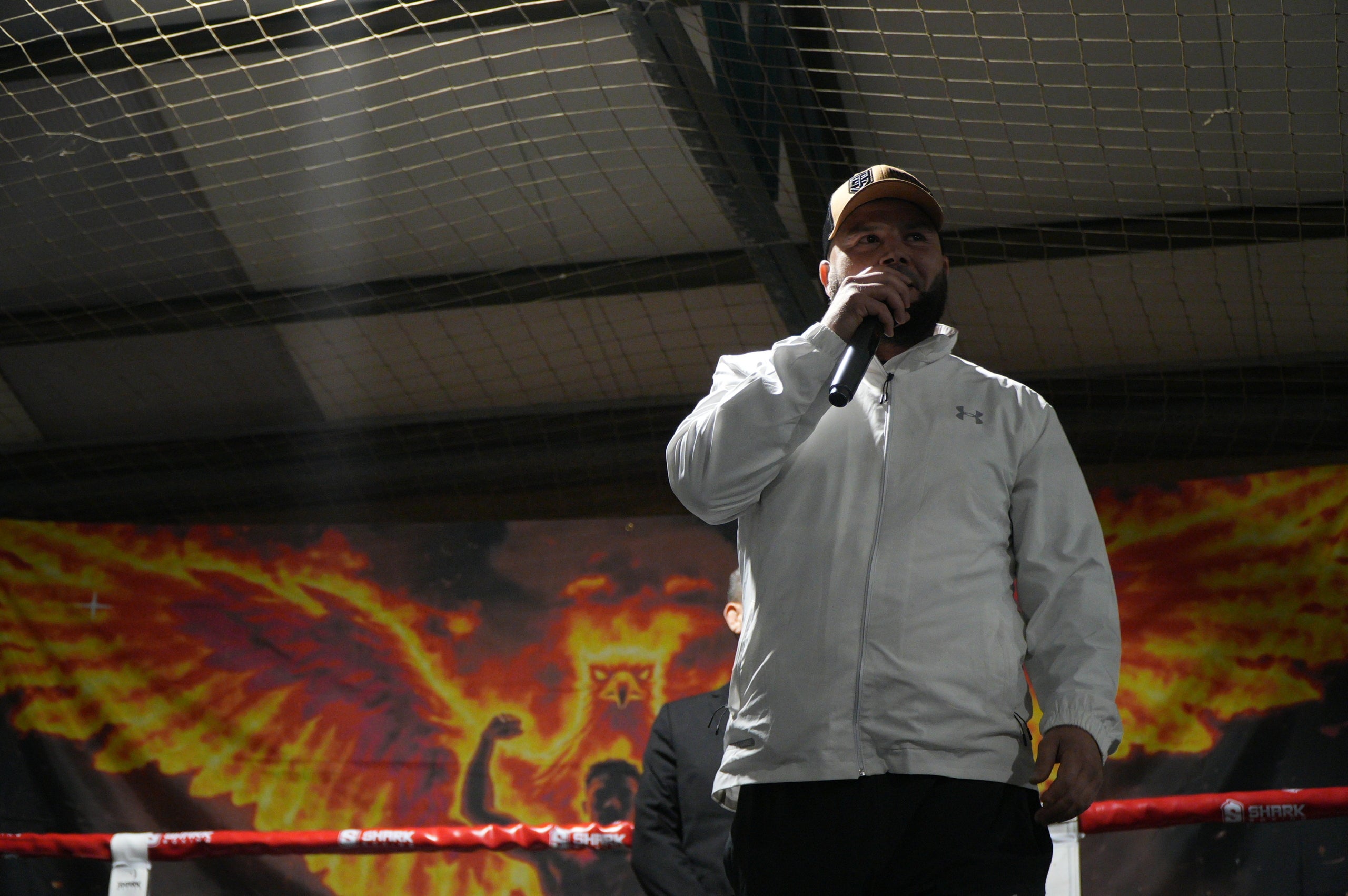 Gran jornada de boxa al pavelló poliesportiu de La Cogullada. El Boxing Club Terrassa va preparar un dissabte ple de lluita i passió amb un total de dotze combats de totes les categories. Era la prèvia perfecte per acompanyar el debut com a professional de Musta Jr. L’esdeveniment va crear molta expectació i els boxejadors de Terrassa van demostrar el seu nivell davant d’un públic entregat. Van competir: els juniors Adam IBN Maimoun, Hanna Al Fakiri, Rafael El Kasser (del Boxing Terrassa) i Solaiman Rouaz (del Team S. Leon), els joves Emma Méndez, Gerard Martín i Achraf El Idrissi (del Boxing) i David Sánchez (del Team S. Leon); i en elit, Pedro Martinez (Boxing). A més, es va fer un reconeixement especial al terrassenc Fran Garcia, actual campió d’Espanya en boxa adaptada.