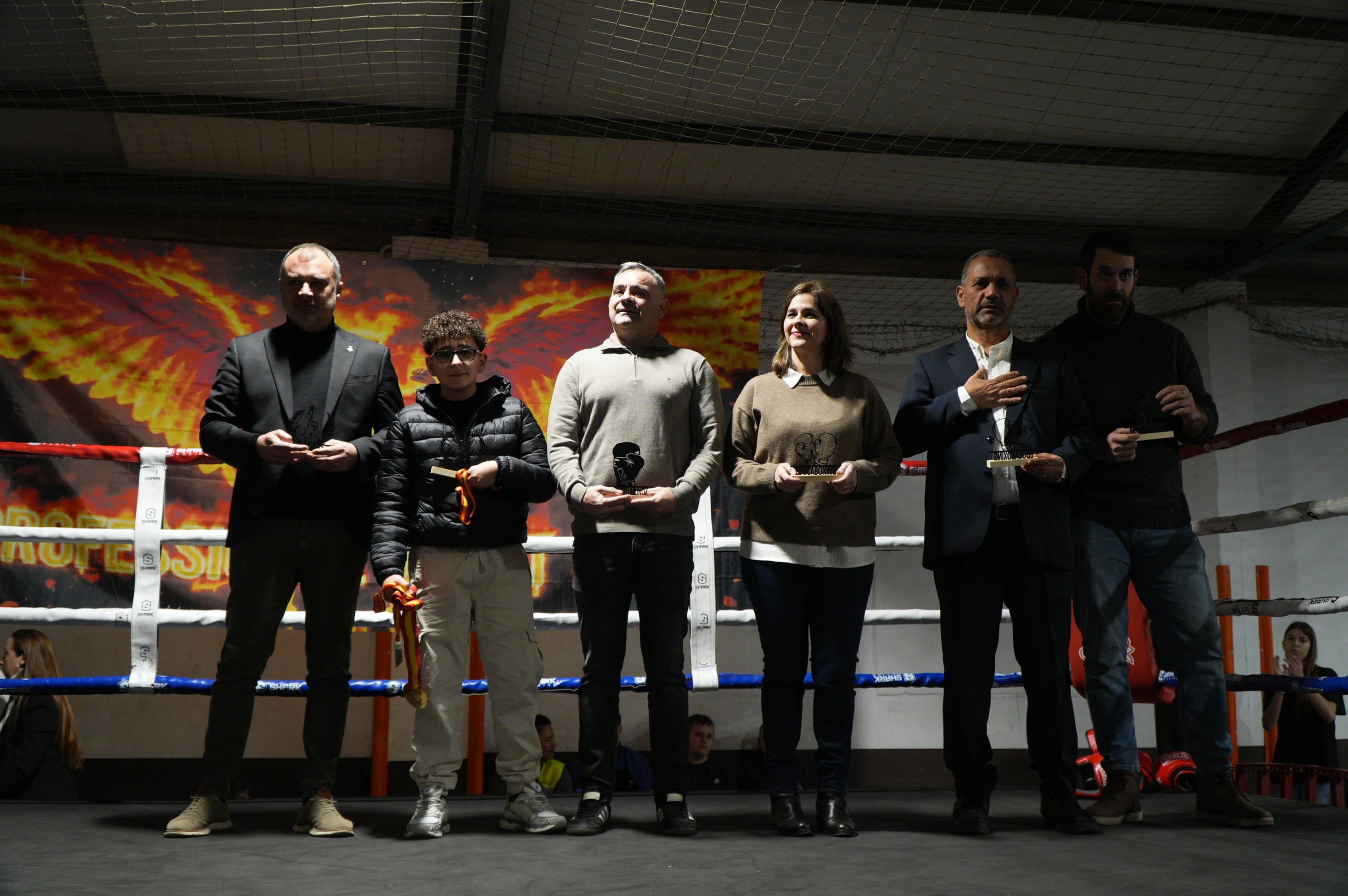 Gran jornada de boxa al pavelló poliesportiu de La Cogullada. El Boxing Club Terrassa va preparar un dissabte ple de lluita i passió amb un total de dotze combats de totes les categories. Era la prèvia perfecte per acompanyar el debut com a professional de Musta Jr. L’esdeveniment va crear molta expectació i els boxejadors de Terrassa van demostrar el seu nivell davant d’un públic entregat. Van competir: els juniors Adam IBN Maimoun, Hanna Al Fakiri, Rafael El Kasser (del Boxing Terrassa) i Solaiman Rouaz (del Team S. Leon), els joves Emma Méndez, Gerard Martín i Achraf El Idrissi (del Boxing) i David Sánchez (del Team S. Leon); i en elit, Pedro Martinez (Boxing). A més, es va fer un reconeixement especial al terrassenc Fran Garcia, actual campió d’Espanya en boxa adaptada.