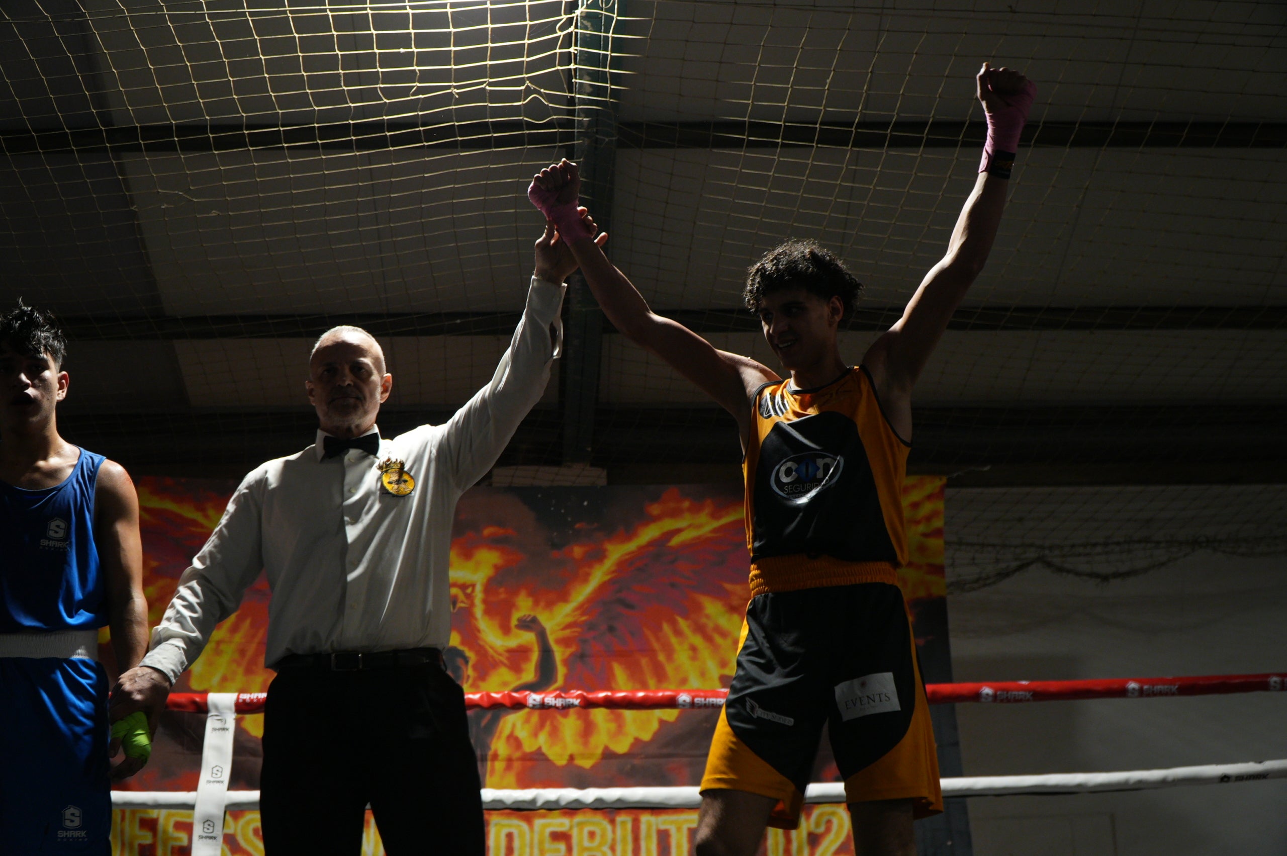 Gran jornada de boxa al pavelló poliesportiu de La Cogullada. El Boxing Club Terrassa va preparar un dissabte ple de lluita i passió amb un total de dotze combats de totes les categories. Era la prèvia perfecte per acompanyar el debut com a professional de Musta Jr. L’esdeveniment va crear molta expectació i els boxejadors de Terrassa van demostrar el seu nivell davant d’un públic entregat. Van competir: els juniors Adam IBN Maimoun, Hanna Al Fakiri, Rafael El Kasser (del Boxing Terrassa) i Solaiman Rouaz (del Team S. Leon), els joves Emma Méndez, Gerard Martín i Achraf El Idrissi (del Boxing) i David Sánchez (del Team S. Leon); i en elit, Pedro Martinez (Boxing). A més, es va fer un reconeixement especial al terrassenc Fran Garcia, actual campió d’Espanya en boxa adaptada.