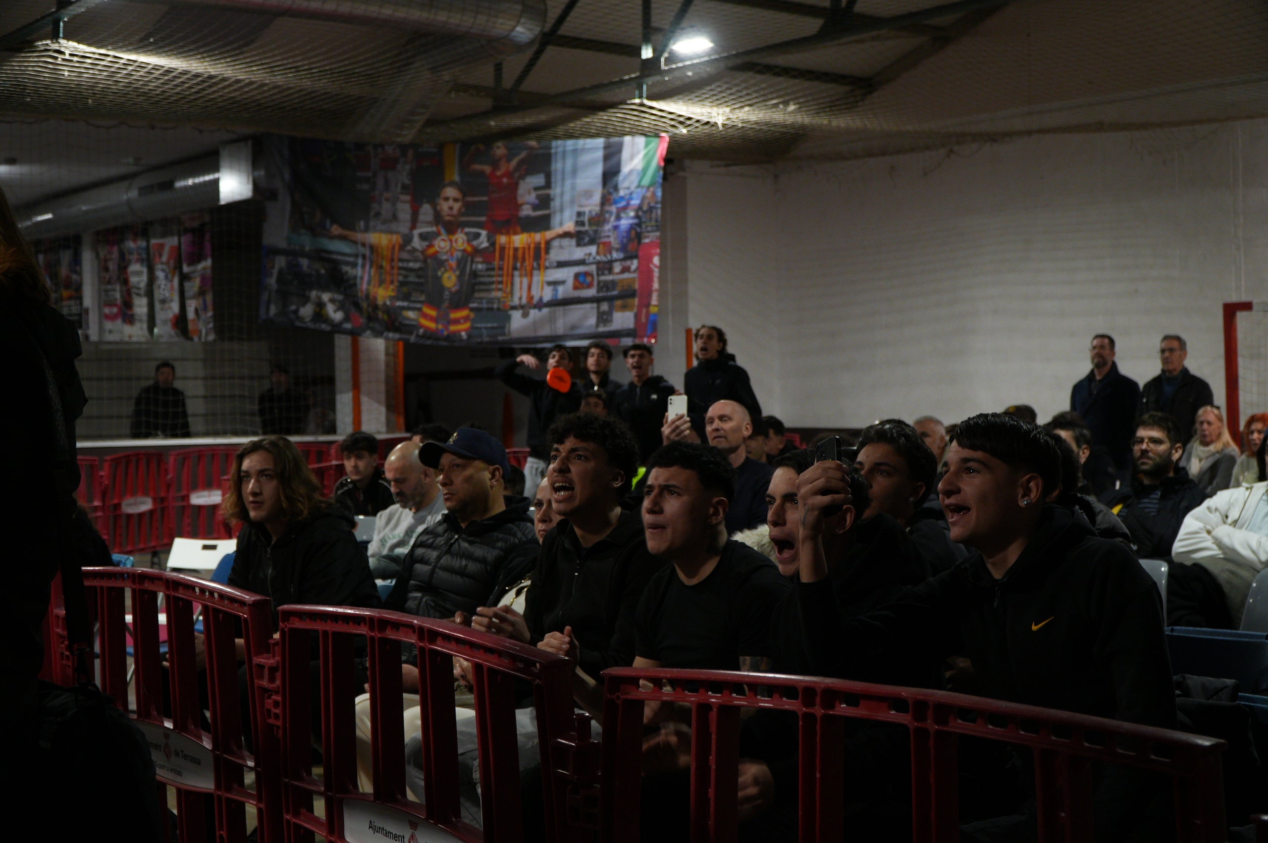 Gran jornada de boxa al pavelló poliesportiu de La Cogullada. El Boxing Club Terrassa va preparar un dissabte ple de lluita i passió amb un total de dotze combats de totes les categories. Era la prèvia perfecte per acompanyar el debut com a professional de Musta Jr. L’esdeveniment va crear molta expectació i els boxejadors de Terrassa van demostrar el seu nivell davant d’un públic entregat. Van competir: els juniors Adam IBN Maimoun, Hanna Al Fakiri, Rafael El Kasser (del Boxing Terrassa) i Solaiman Rouaz (del Team S. Leon), els joves Emma Méndez, Gerard Martín i Achraf El Idrissi (del Boxing) i David Sánchez (del Team S. Leon); i en elit, Pedro Martinez (Boxing). A més, es va fer un reconeixement especial al terrassenc Fran Garcia, actual campió d’Espanya en boxa adaptada.