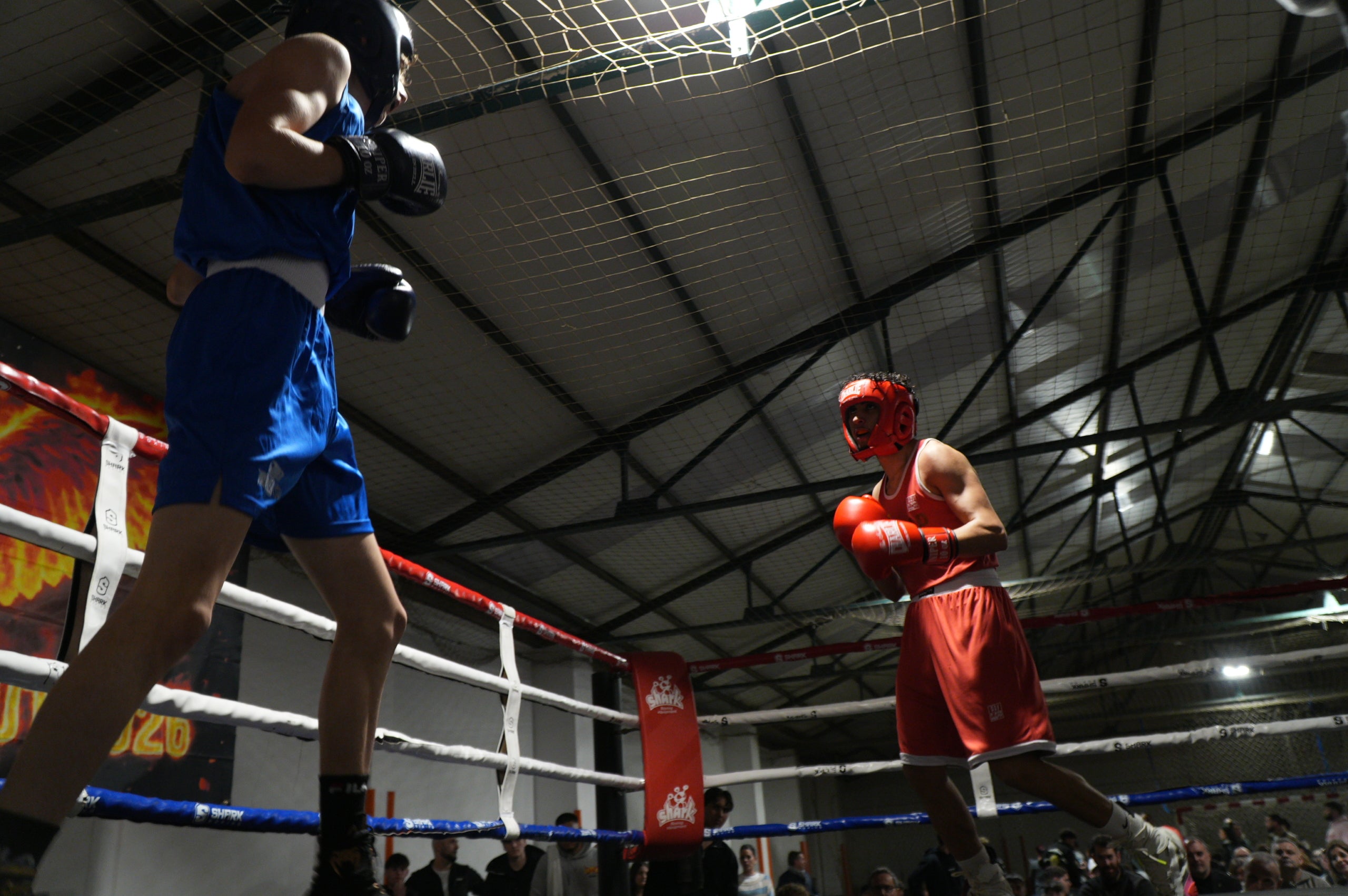 Gran jornada de boxa al pavelló poliesportiu de La Cogullada. El Boxing Club Terrassa va preparar un dissabte ple de lluita i passió amb un total de dotze combats de totes les categories. Era la prèvia perfecte per acompanyar el debut com a professional de Musta Jr. L’esdeveniment va crear molta expectació i els boxejadors de Terrassa van demostrar el seu nivell davant d’un públic entregat. Van competir: els juniors Adam IBN Maimoun, Hanna Al Fakiri, Rafael El Kasser (del Boxing Terrassa) i Solaiman Rouaz (del Team S. Leon), els joves Emma Méndez, Gerard Martín i Achraf El Idrissi (del Boxing) i David Sánchez (del Team S. Leon); i en elit, Pedro Martinez (Boxing). A més, es va fer un reconeixement especial al terrassenc Fran Garcia, actual campió d’Espanya en boxa adaptada.