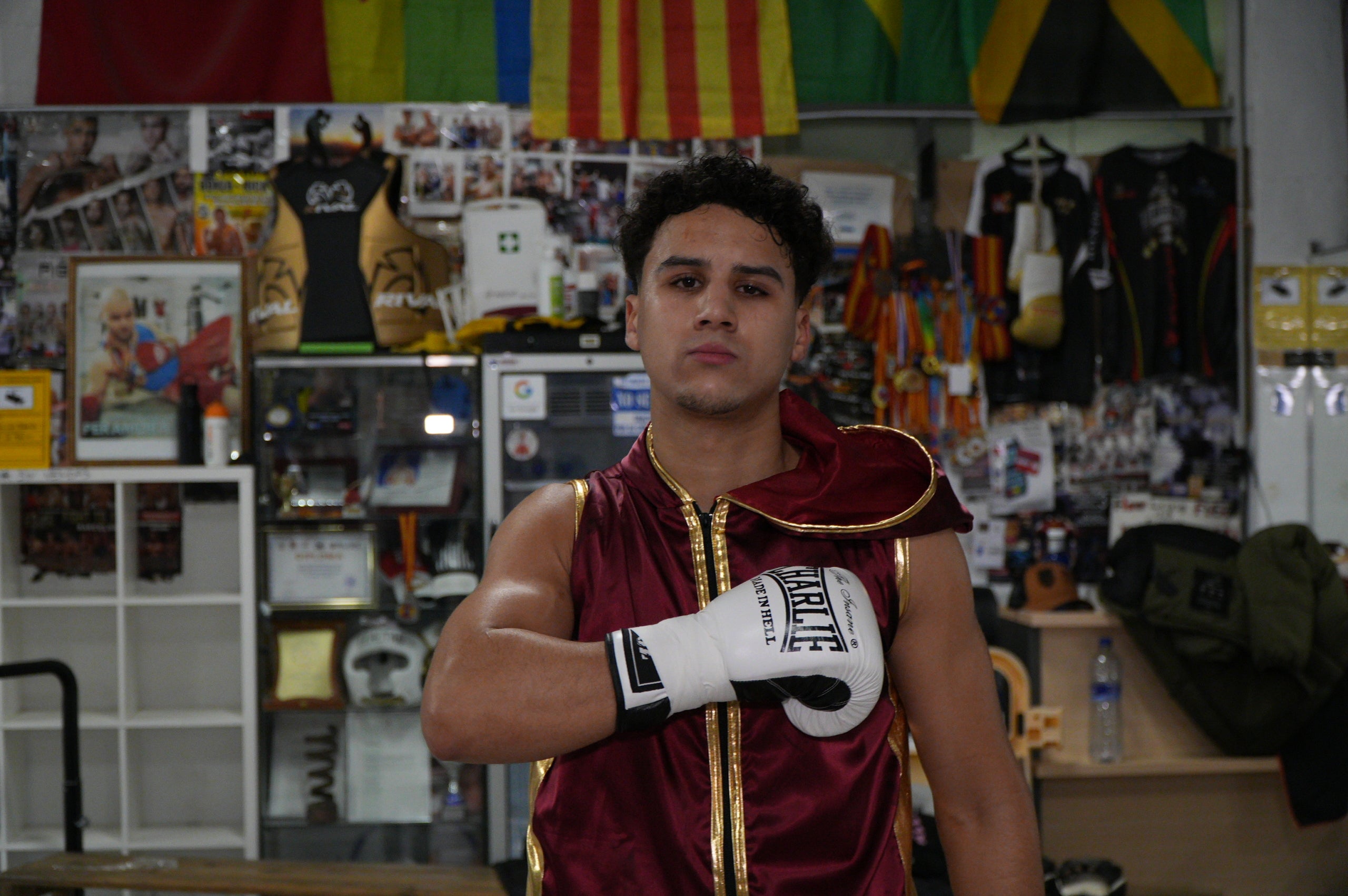 Nit molt especial a La Cogullada amb l’estrena com professional del boxejador terrassenc Musta Jr. El “rei” ha fet un pas endavant després de triomfar en les categories amateurs, aconseguint títols i medalles estatals i internacionals. Aquest dissabte, ha estat el dia escollit per debutar, i ho ha fet davant d’un rival que no era fàcil, el colombià Jorge Luna, amb tretze combats ja com a professional. Musta Jr no ha decebut i s’ha imposat per 1-0-0 (1KO). Autèntica bogeria al pavelló poliesportiu de Terrassa per celebrar el primer triomf de molts per a la jove promesa de la boxa.