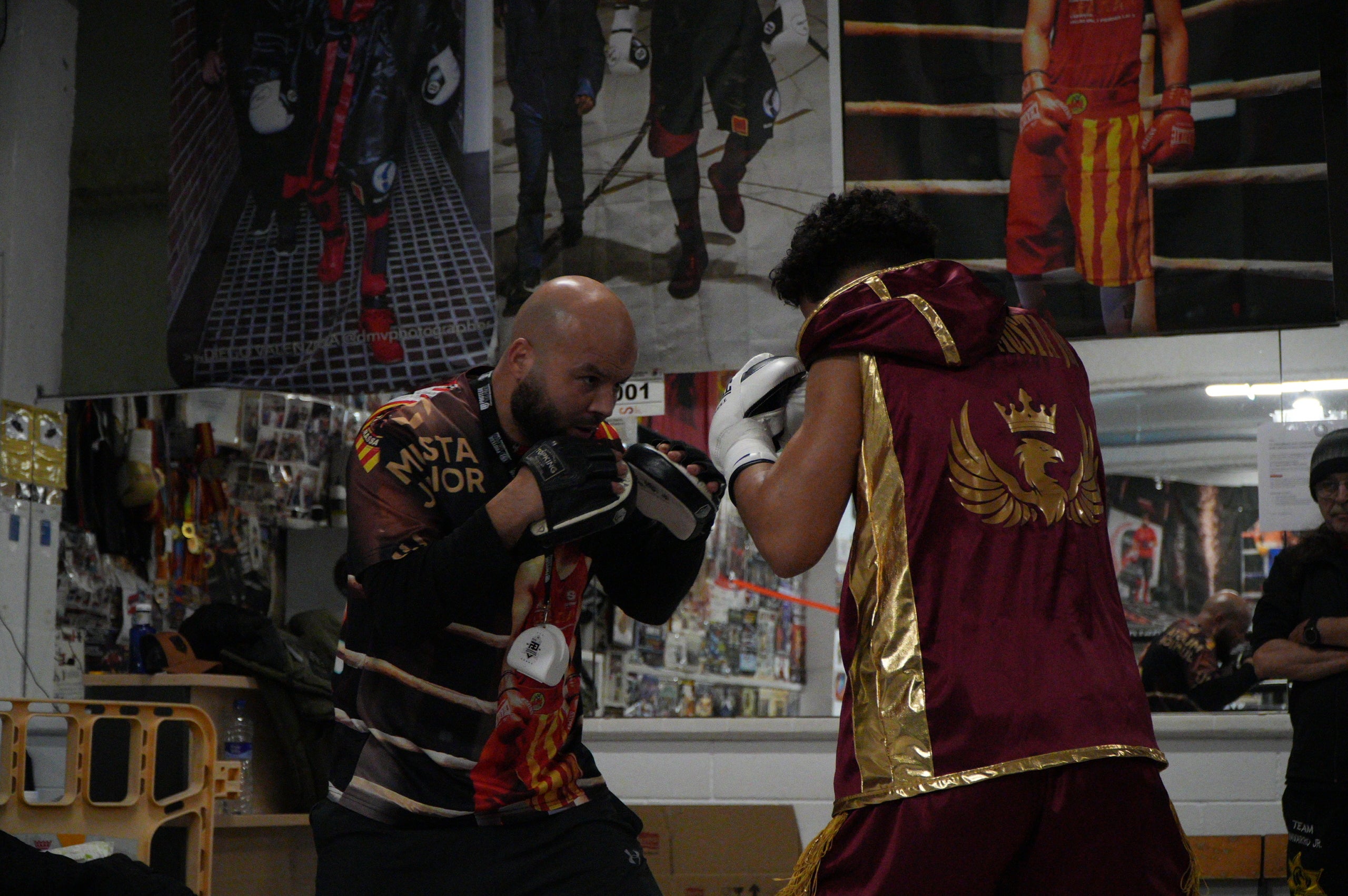 Nit molt especial a La Cogullada amb l’estrena com professional del boxejador terrassenc Musta Jr. El “rei” ha fet un pas endavant després de triomfar en les categories amateurs, aconseguint títols i medalles estatals i internacionals. Aquest dissabte, ha estat el dia escollit per debutar, i ho ha fet davant d’un rival que no era fàcil, el colombià Jorge Luna, amb tretze combats ja com a professional. Musta Jr no ha decebut i s’ha imposat per 1-0-0 (1KO). Autèntica bogeria al pavelló poliesportiu de Terrassa per celebrar el primer triomf de molts per a la jove promesa de la boxa.