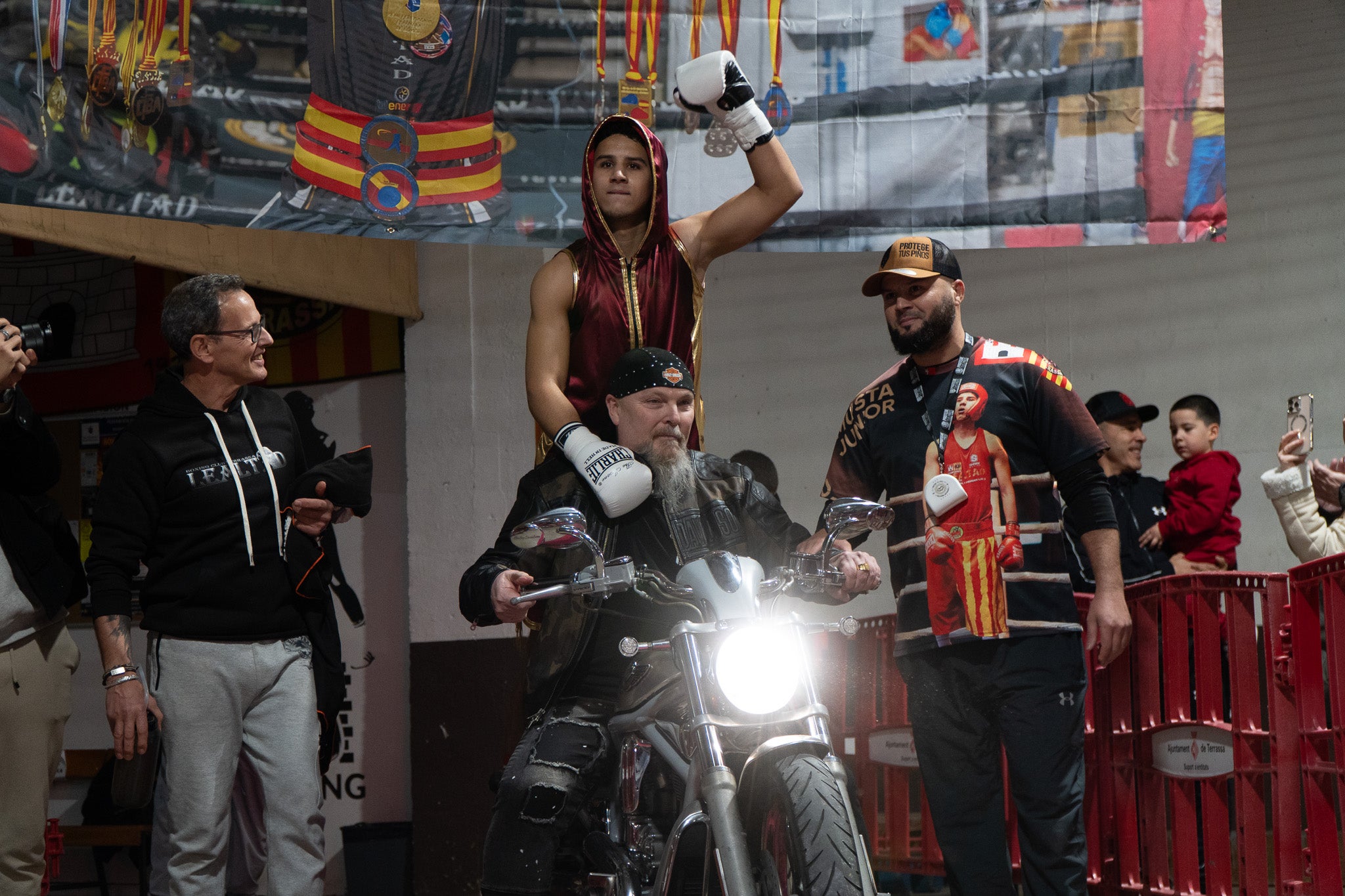 Nit molt especial a La Cogullada amb l’estrena com professional del boxejador terrassenc Musta Jr. El “rei” ha fet un pas endavant després de triomfar en les categories amateurs, aconseguint títols i medalles estatals i internacionals. Aquest dissabte, ha estat el dia escollit per debutar, i ho ha fet davant d’un rival que no era fàcil, el colombià Jorge Luna, amb tretze combats ja com a professional. Musta Jr no ha decebut i s’ha imposat per 1-0-0 (1KO). Autèntica bogeria al pavelló poliesportiu de Terrassa per celebrar el primer triomf de molts per a la jove promesa de la boxa.