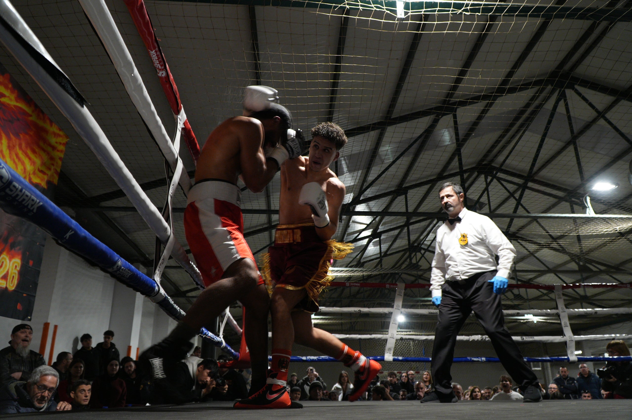 Nit molt especial a La Cogullada amb l’estrena com professional del boxejador terrassenc Musta Jr. El “rei” ha fet un pas endavant després de triomfar en les categories amateurs, aconseguint títols i medalles estatals i internacionals. Aquest dissabte, ha estat el dia escollit per debutar, i ho ha fet davant d’un rival que no era fàcil, el colombià Jorge Luna, amb tretze combats ja com a professional. Musta Jr no ha decebut i s’ha imposat per 1-0-0 (1KO). Autèntica bogeria al pavelló poliesportiu de Terrassa per celebrar el primer triomf de molts per a la jove promesa de la boxa.