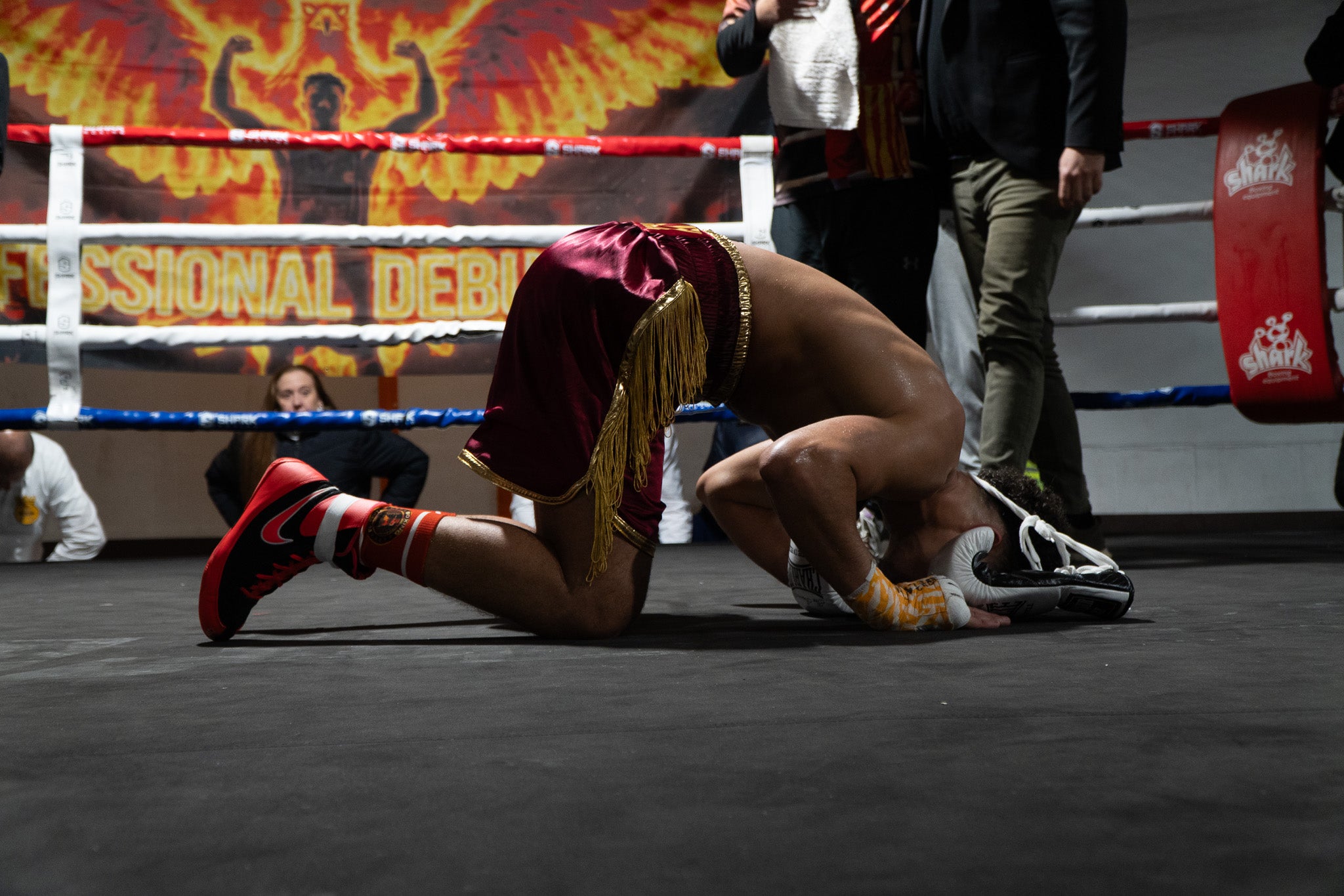 Nit molt especial a La Cogullada amb l’estrena com professional del boxejador terrassenc Musta Jr. El “rei” ha fet un pas endavant després de triomfar en les categories amateurs, aconseguint títols i medalles estatals i internacionals. Aquest dissabte, ha estat el dia escollit per debutar, i ho ha fet davant d’un rival que no era fàcil, el colombià Jorge Luna, amb tretze combats ja com a professional. Musta Jr no ha decebut i s’ha imposat per 1-0-0 (1KO). Autèntica bogeria al pavelló poliesportiu de Terrassa per celebrar el primer triomf de molts per a la jove promesa de la boxa.
