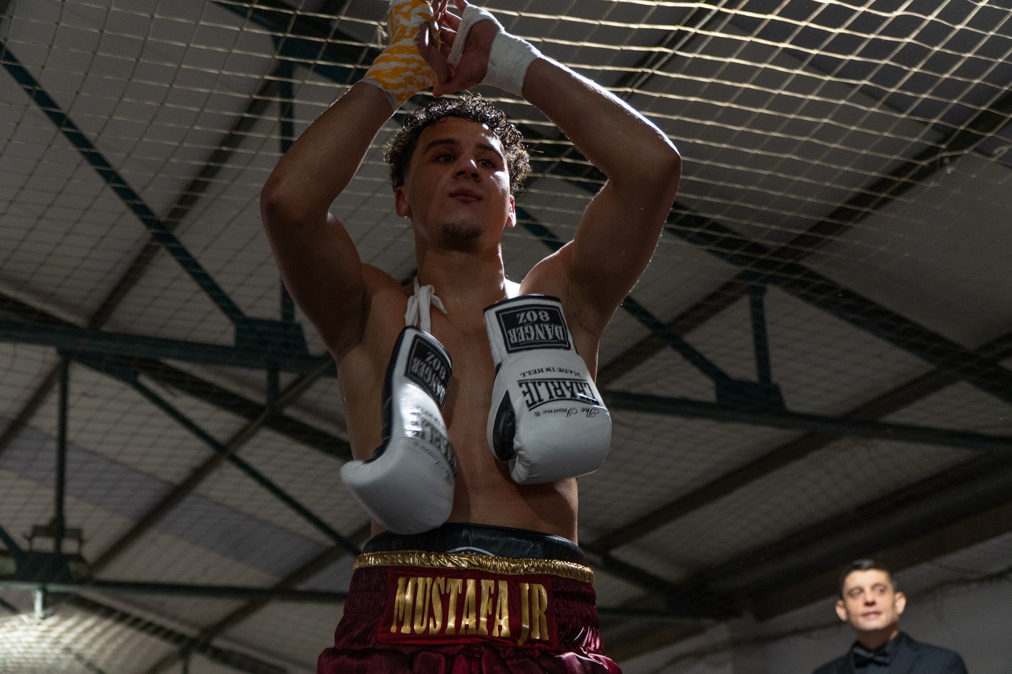 Nit molt especial a La Cogullada amb l’estrena com professional del boxejador terrassenc Musta Jr. El “rei” ha fet un pas endavant després de triomfar en les categories amateurs, aconseguint títols i medalles estatals i internacionals. Aquest dissabte, ha estat el dia escollit per debutar, i ho ha fet davant d’un rival que no era fàcil, el colombià Jorge Luna, amb tretze combats ja com a professional. Musta Jr no ha decebut i s’ha imposat per 1-0-0 (1KO). Autèntica bogeria al pavelló poliesportiu de Terrassa per celebrar el primer triomf de molts per a la jove promesa de la boxa.