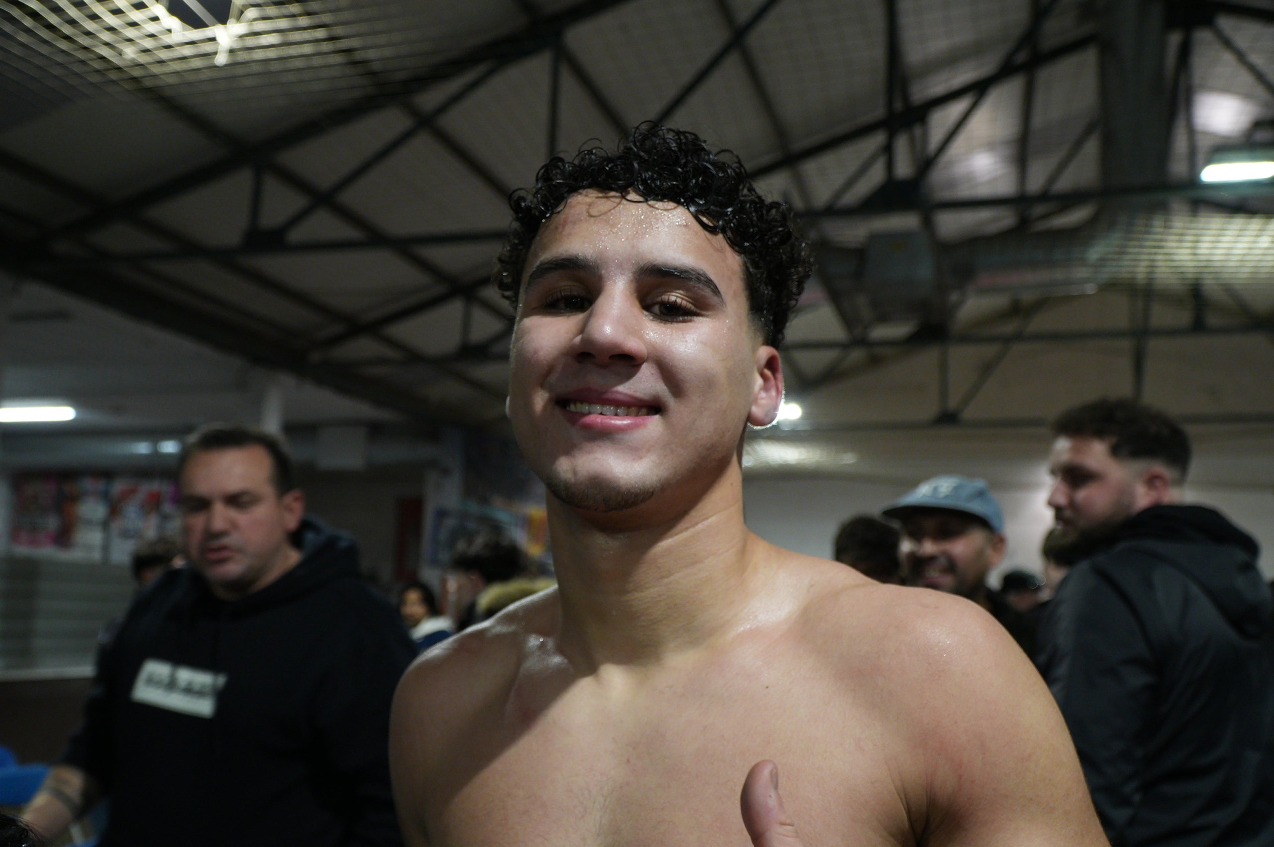 Nit molt especial a La Cogullada amb l’estrena com professional del boxejador terrassenc Musta Jr. El “rei” ha fet un pas endavant després de triomfar en les categories amateurs, aconseguint títols i medalles estatals i internacionals. Aquest dissabte, ha estat el dia escollit per debutar, i ho ha fet davant d’un rival que no era fàcil, el colombià Jorge Luna, amb tretze combats ja com a professional. Musta Jr no ha decebut i s’ha imposat per 1-0-0 (1KO). Autèntica bogeria al pavelló poliesportiu de Terrassa per celebrar el primer triomf de molts per a la jove promesa de la boxa.