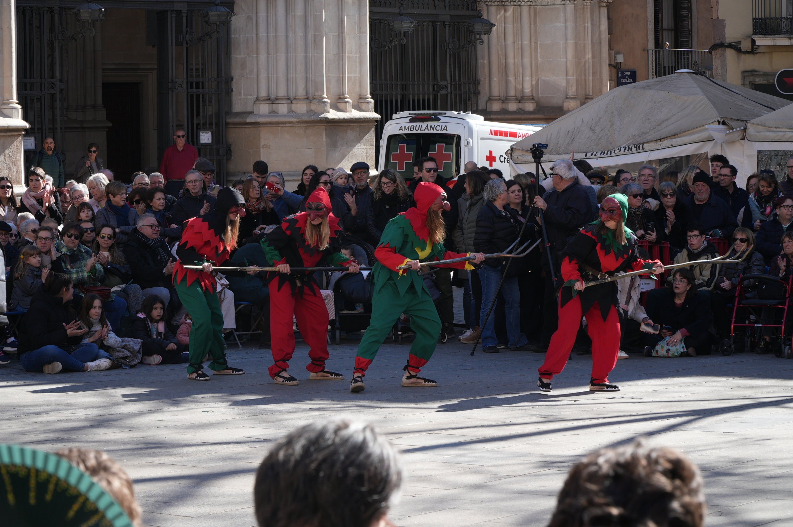 La plaça Vella ha acollit aquest dissabte la III Ballada Popular de Gitanes amb rècord de participació. 272 dansaires han omplert d’ambient festiu una plaça en què no hi cabia ni una agulla. Ha estat una ballada plena de simbolisme i energia, amb música en directe, el ball de diablots i l’entrada solemne de les gitanes, encapçalades pel cavaller, tal com marca la tradició.