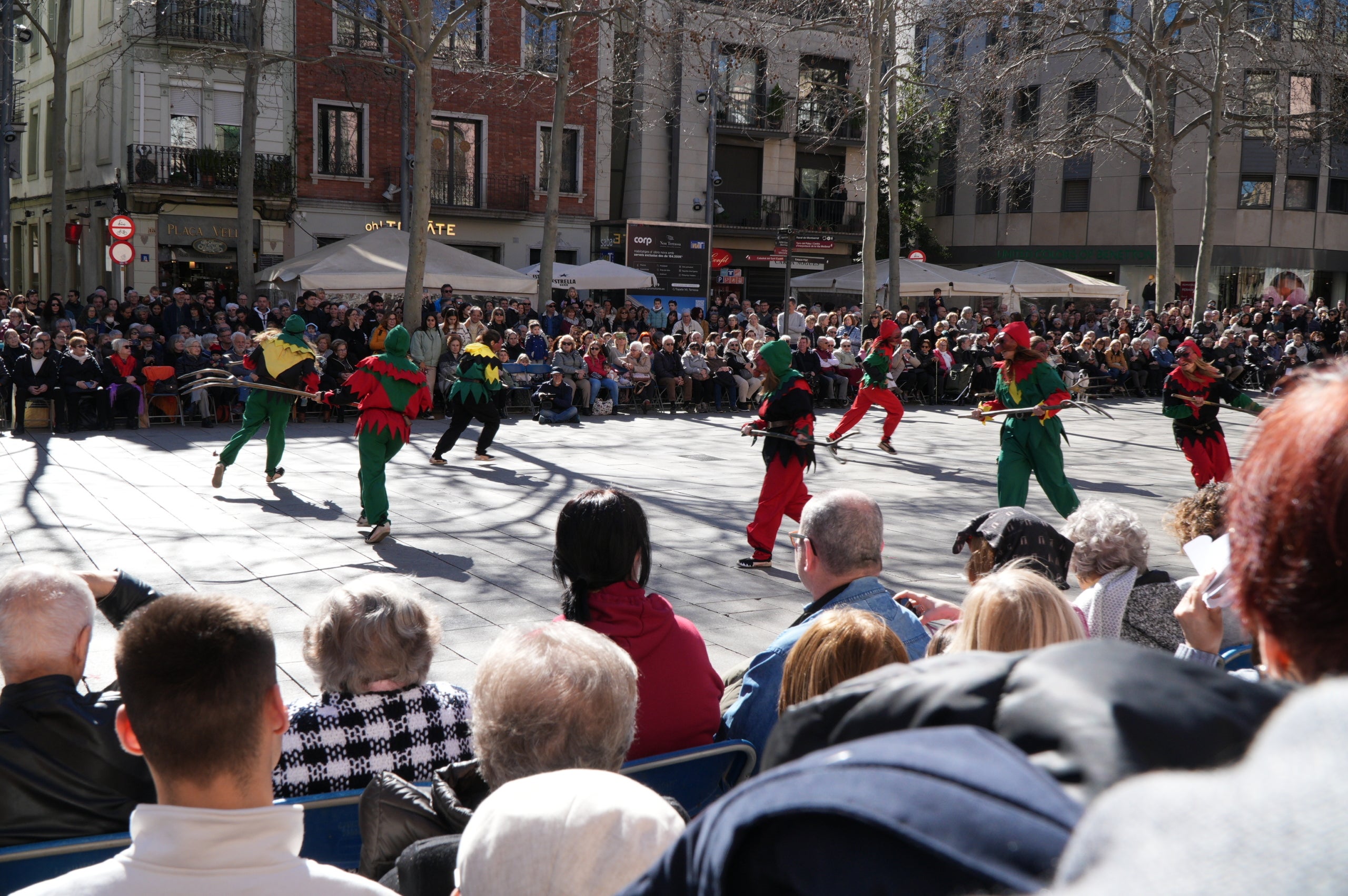 La plaça Vella ha acollit aquest dissabte la III Ballada Popular de Gitanes amb rècord de participació. 272 dansaires han omplert d’ambient festiu una plaça en què no hi cabia ni una agulla. Ha estat una ballada plena de simbolisme i energia, amb música en directe, el ball de diablots i l’entrada solemne de les gitanes, encapçalades pel cavaller, tal com marca la tradició.