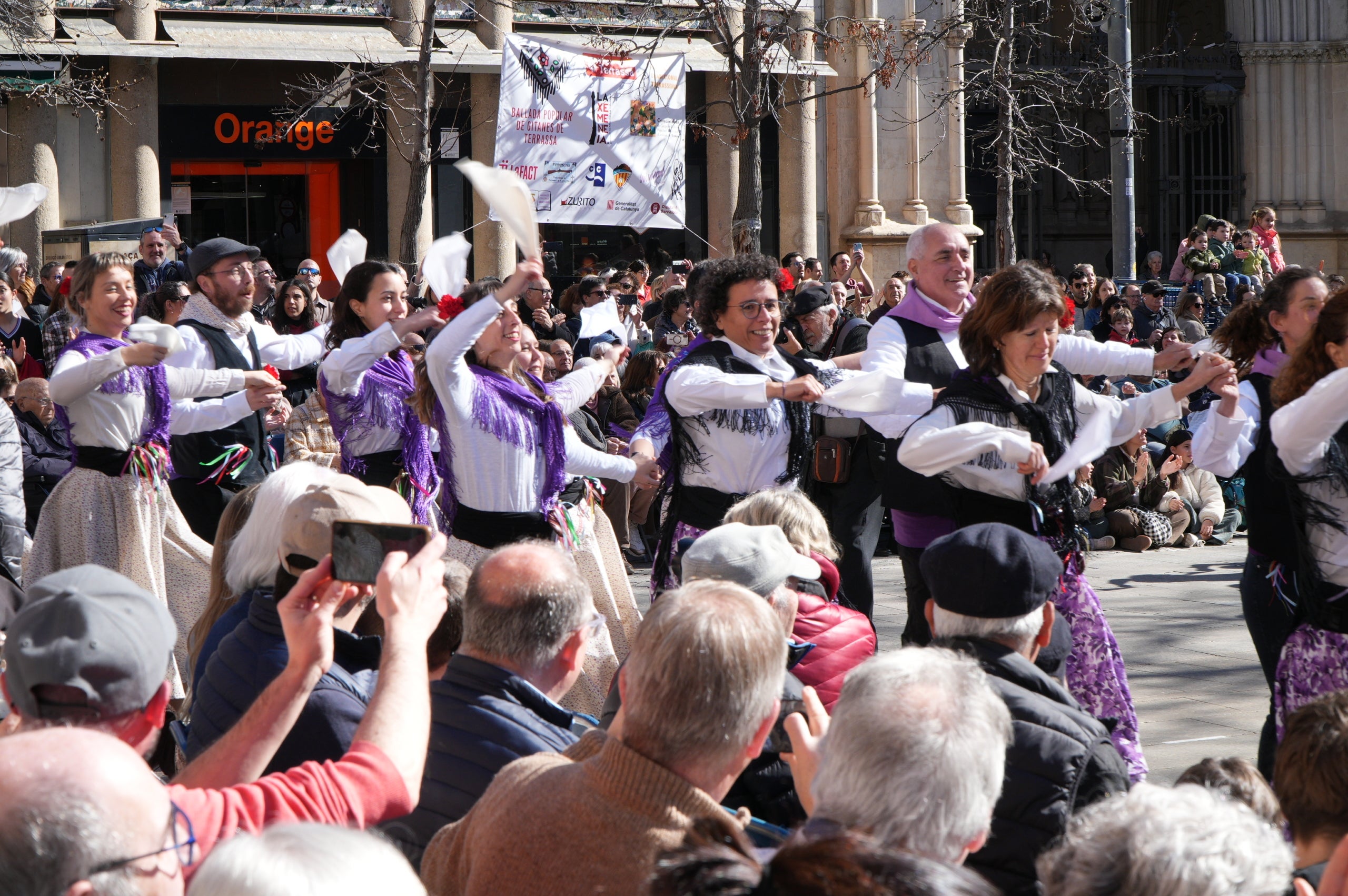 La plaça Vella ha acollit aquest dissabte la III Ballada Popular de Gitanes amb rècord de participació. 272 dansaires han omplert d’ambient festiu una plaça en què no hi cabia ni una agulla. Ha estat una ballada plena de simbolisme i energia, amb música en directe, el ball de diablots i l’entrada solemne de les gitanes, encapçalades pel cavaller, tal com marca la tradició.