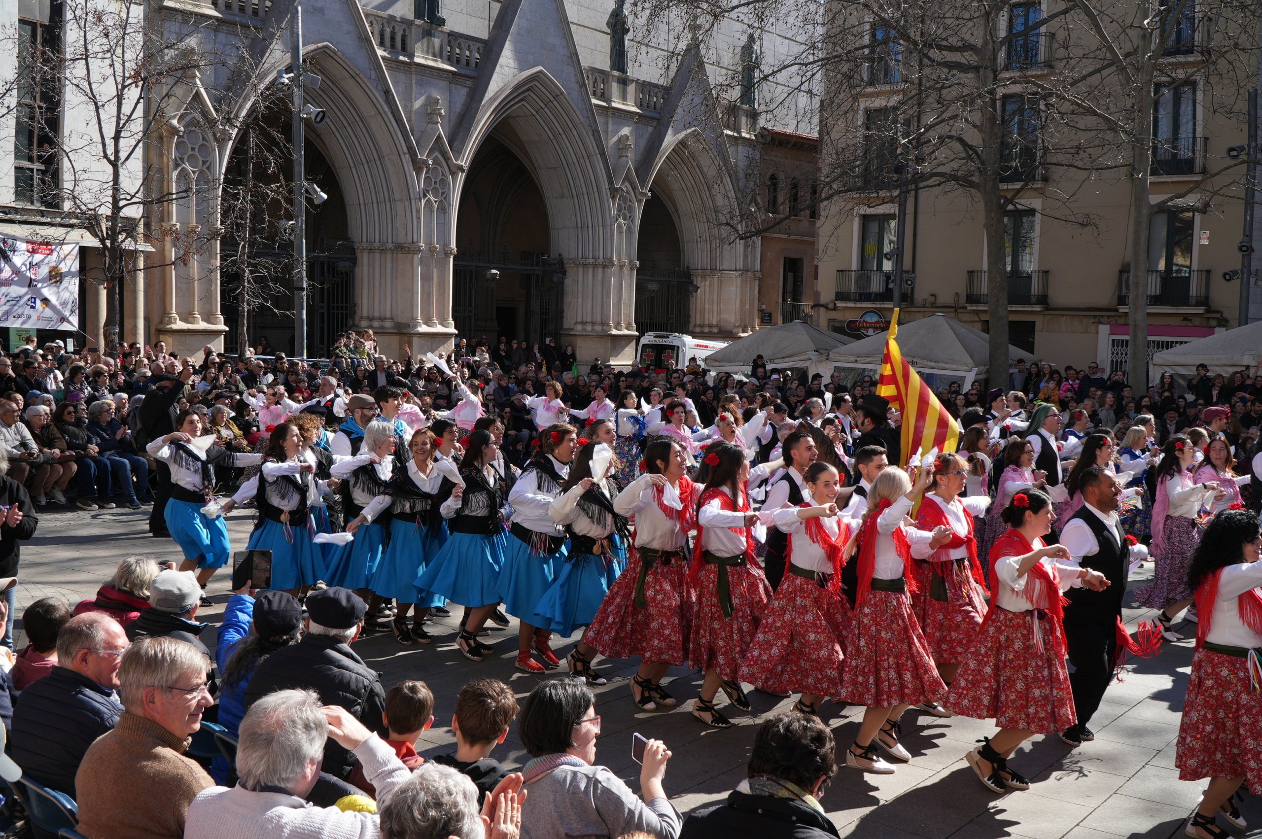 La plaça Vella ha acollit aquest dissabte la III Ballada Popular de Gitanes amb rècord de participació. 272 dansaires han omplert d’ambient festiu una plaça en què no hi cabia ni una agulla. Ha estat una ballada plena de simbolisme i energia, amb música en directe, el ball de diablots i l’entrada solemne de les gitanes, encapçalades pel cavaller, tal com marca la tradició.