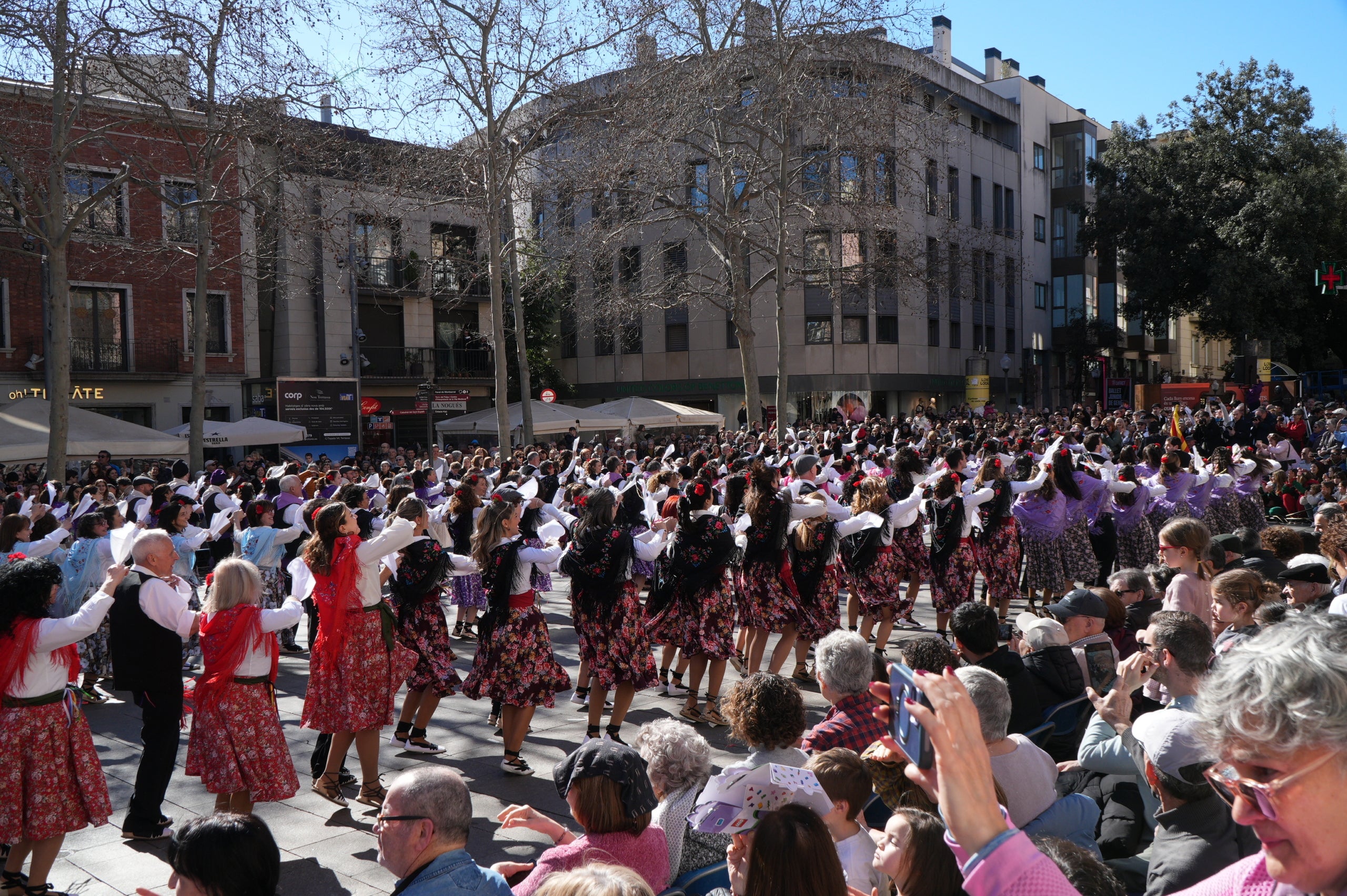La plaça Vella ha acollit aquest dissabte la III Ballada Popular de Gitanes amb rècord de participació. 272 dansaires han omplert d’ambient festiu una plaça en què no hi cabia ni una agulla. Ha estat una ballada plena de simbolisme i energia, amb música en directe, el ball de diablots i l’entrada solemne de les gitanes, encapçalades pel cavaller, tal com marca la tradició.