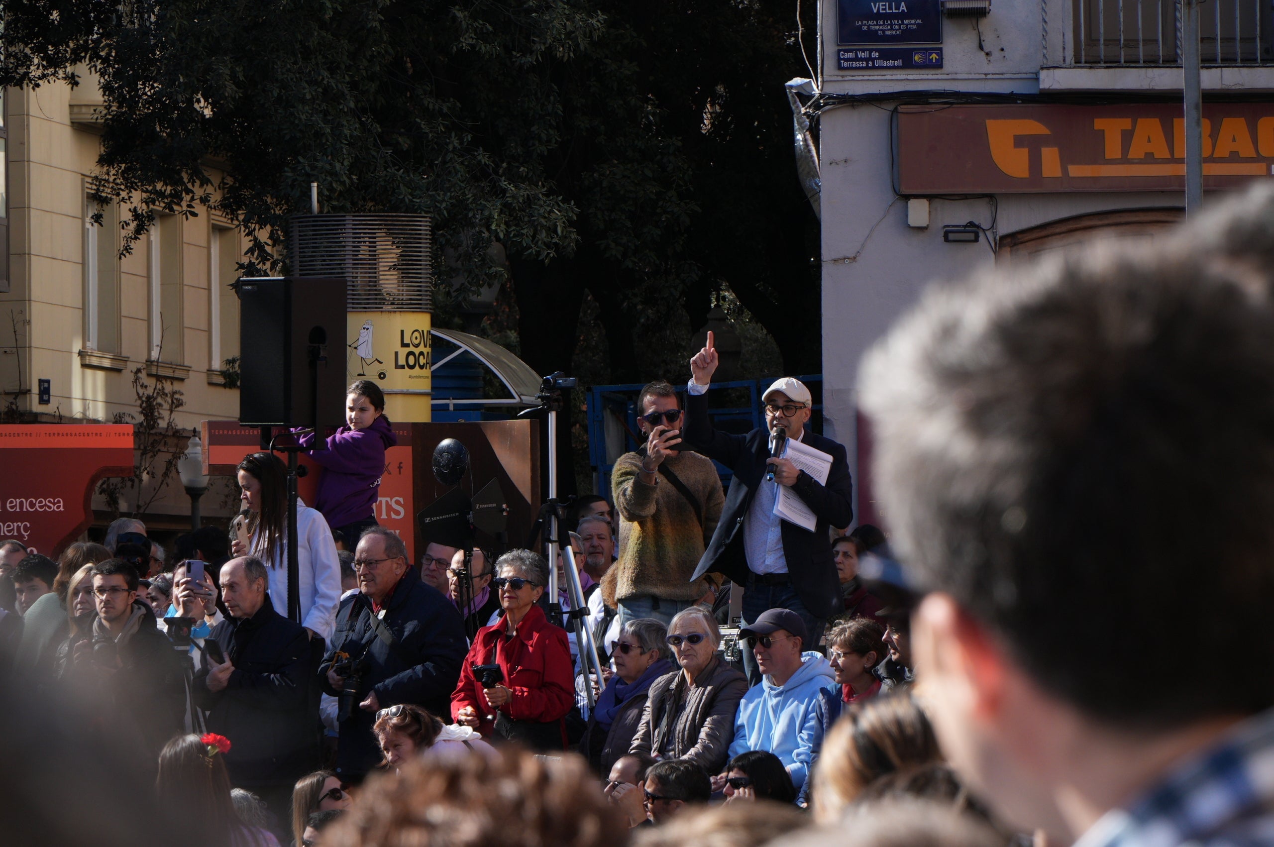 La plaça Vella ha acollit aquest dissabte la III Ballada Popular de Gitanes amb rècord de participació. 272 dansaires han omplert d’ambient festiu una plaça en què no hi cabia ni una agulla. Ha estat una ballada plena de simbolisme i energia, amb música en directe, el ball de diablots i l’entrada solemne de les gitanes, encapçalades pel cavaller, tal com marca la tradició.