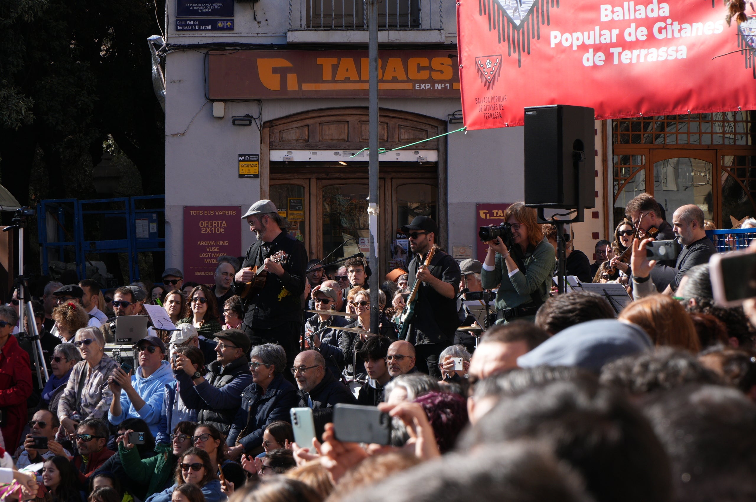 La plaça Vella ha acollit aquest dissabte la III Ballada Popular de Gitanes amb rècord de participació. 272 dansaires han omplert d’ambient festiu una plaça en què no hi cabia ni una agulla. Ha estat una ballada plena de simbolisme i energia, amb música en directe, el ball de diablots i l’entrada solemne de les gitanes, encapçalades pel cavaller, tal com marca la tradició.
