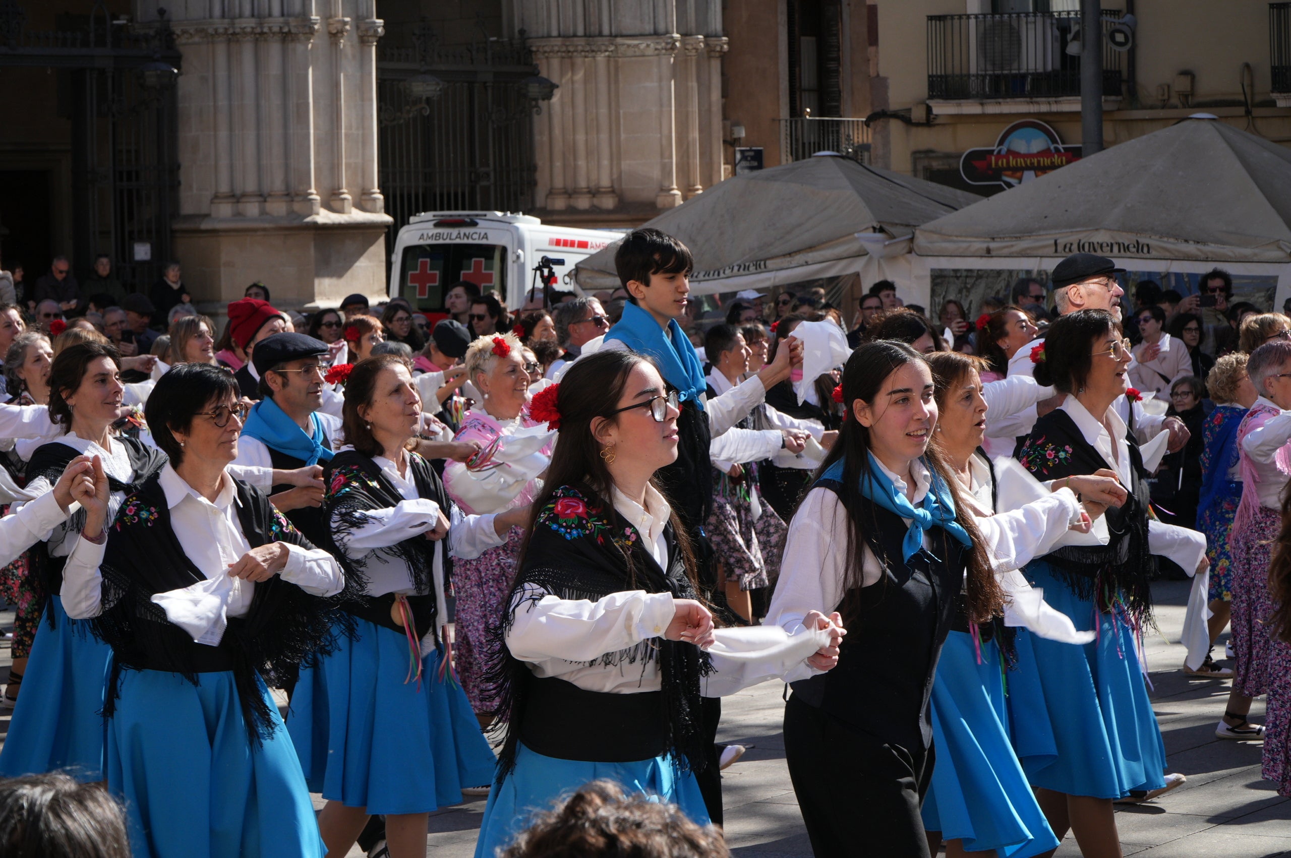 La plaça Vella ha acollit aquest dissabte la III Ballada Popular de Gitanes amb rècord de participació. 272 dansaires han omplert d’ambient festiu una plaça en què no hi cabia ni una agulla. Ha estat una ballada plena de simbolisme i energia, amb música en directe, el ball de diablots i l’entrada solemne de les gitanes, encapçalades pel cavaller, tal com marca la tradició.