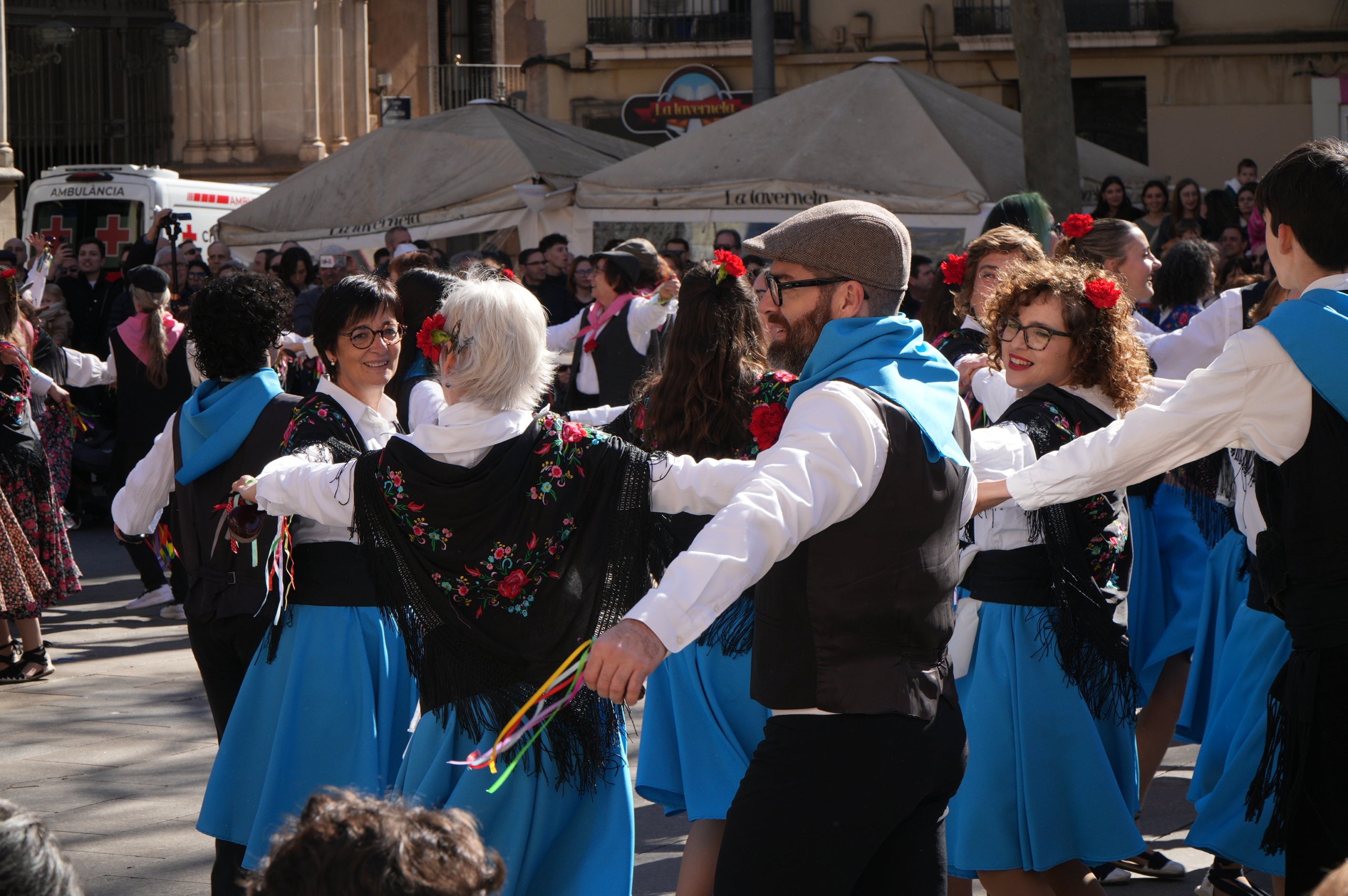 La plaça Vella ha acollit aquest dissabte la III Ballada Popular de Gitanes amb rècord de participació. 272 dansaires han omplert d’ambient festiu una plaça en què no hi cabia ni una agulla. Ha estat una ballada plena de simbolisme i energia, amb música en directe, el ball de diablots i l’entrada solemne de les gitanes, encapçalades pel cavaller, tal com marca la tradició.
