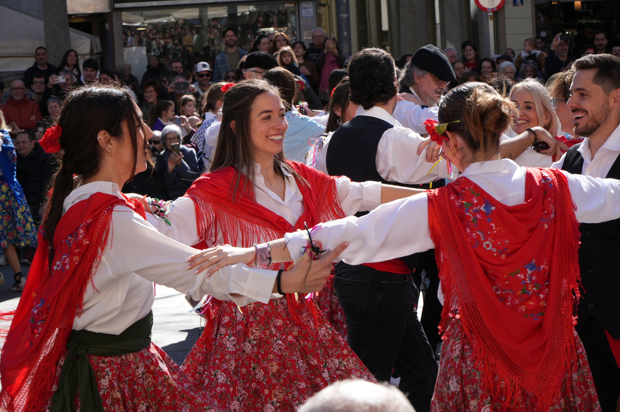 La plaça Vella ha acollit aquest dissabte la III Ballada Popular de Gitanes amb rècord de participació. 272 dansaires han omplert d’ambient festiu una plaça en què no hi cabia ni una agulla. Ha estat una ballada plena de simbolisme i energia, amb música en directe, el ball de diablots i l’entrada solemne de les gitanes, encapçalades pel cavaller, tal com marca la tradició.