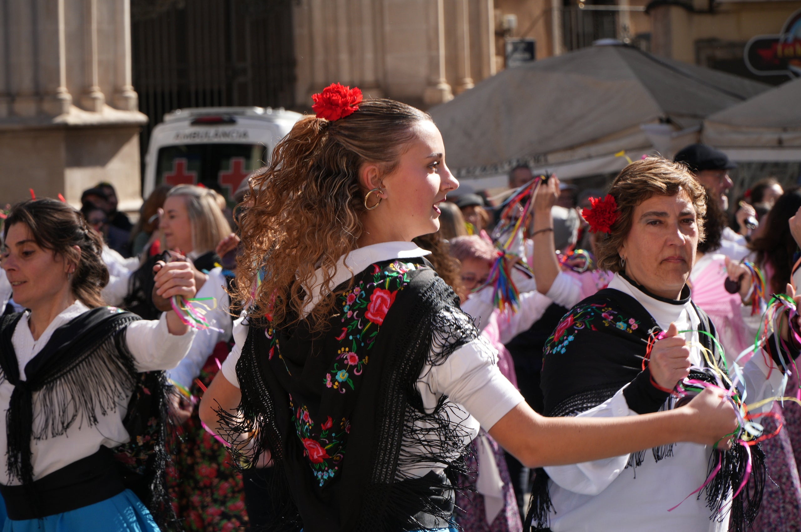 La plaça Vella ha acollit aquest dissabte la III Ballada Popular de Gitanes amb rècord de participació. 272 dansaires han omplert d’ambient festiu una plaça en què no hi cabia ni una agulla. Ha estat una ballada plena de simbolisme i energia, amb música en directe, el ball de diablots i l’entrada solemne de les gitanes, encapçalades pel cavaller, tal com marca la tradició.